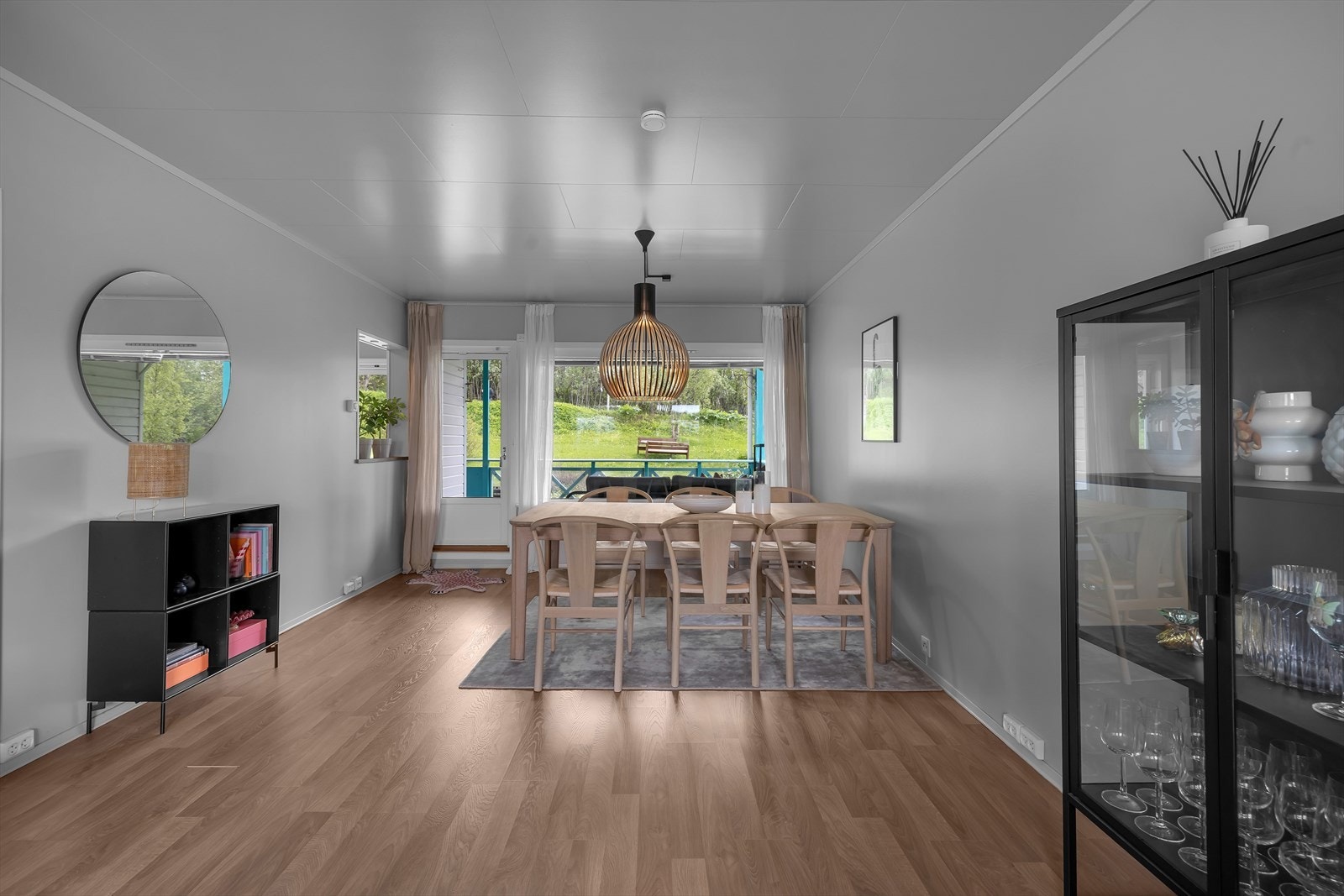 Store vindusflater i stue gir masse naturlig lys til rommet. Galleribilde