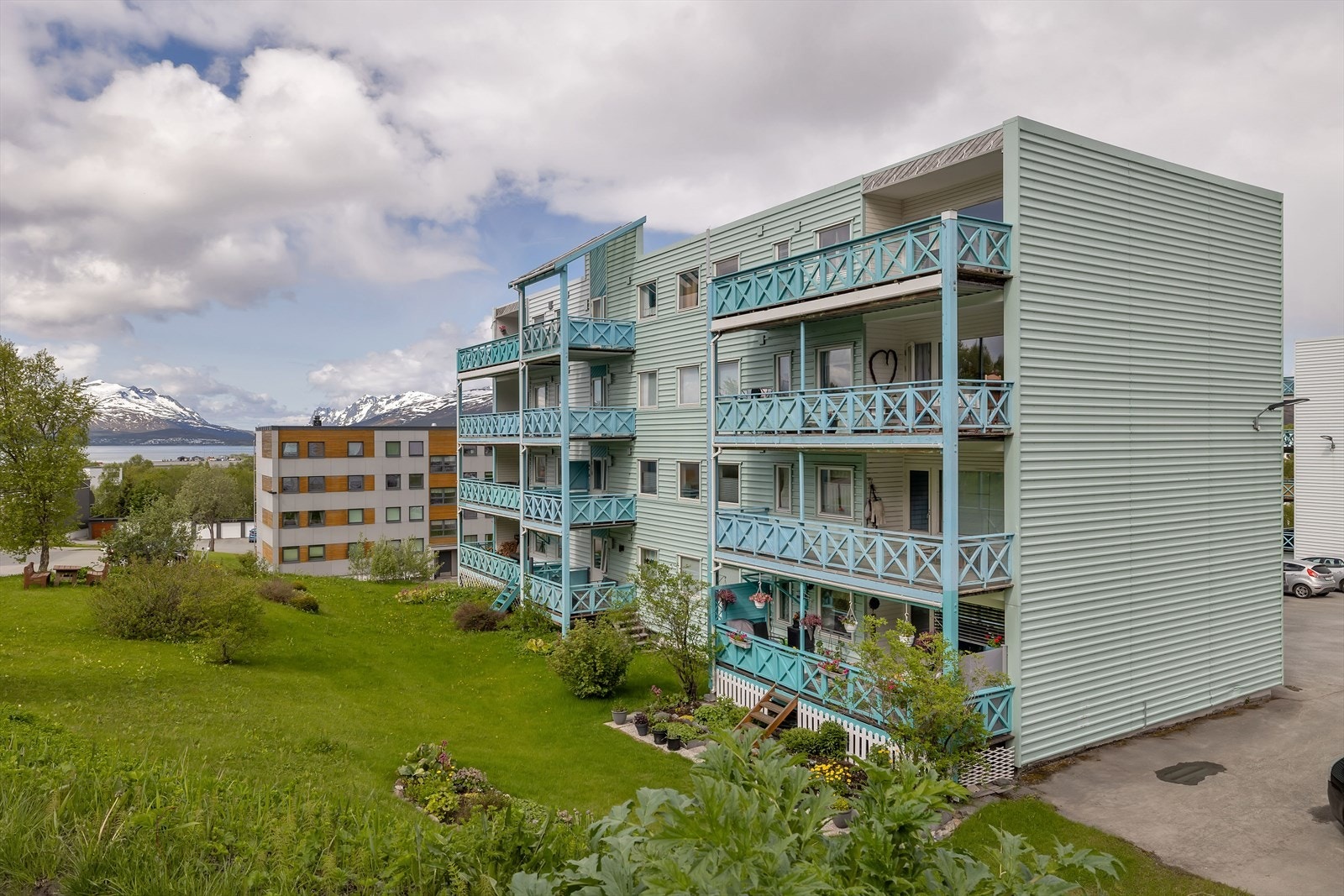 Attraktiv beliggenhet i et solrikt og rolig område med nærhet til skole, barnehage og flotte turområder. Kort vei til busstopp med hyppige avganger til sentrum, UNN/UiT, Jekta m.m. Galleribilde