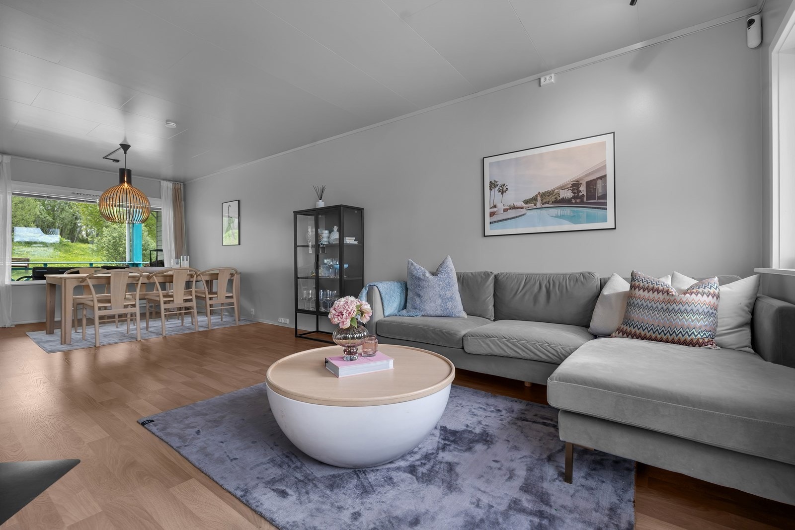 Stue er av god størrelse og har flere møbleringsmuligheter. Galleribilde