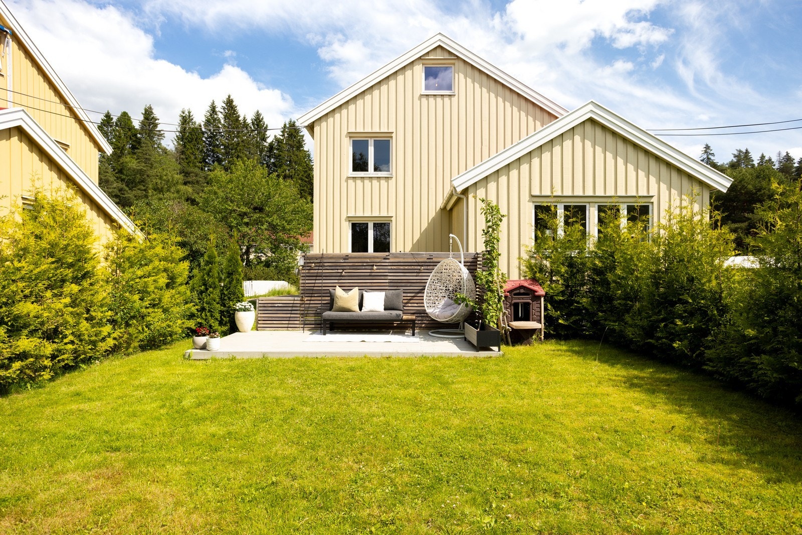 Idyllisk hage med gode solforhold Galleribilde