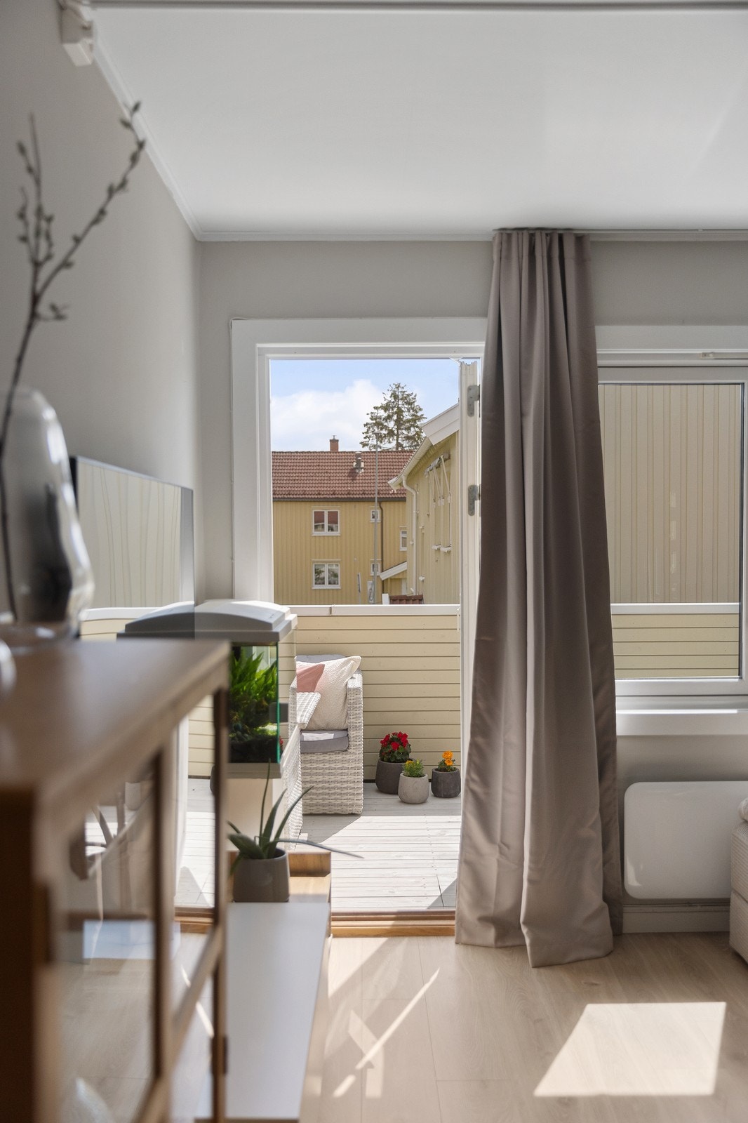 Utgang til solrik terrasse Galleribilde