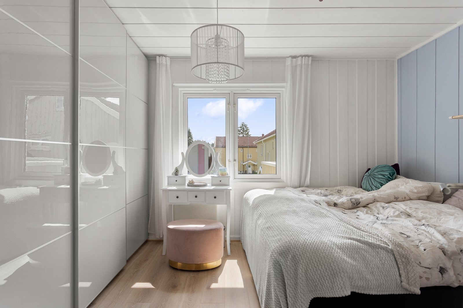 Lyst og romslig soverom med stor skyvedørsgarderobe Galleribilde