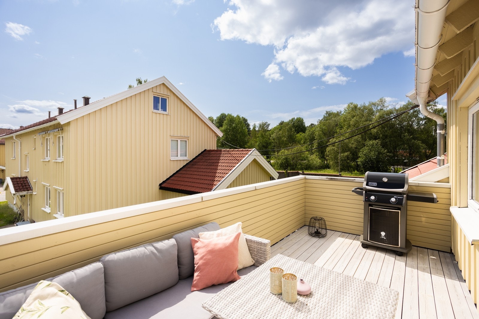 Stor terrasse med gode solforhold- Her er det god plass til utemøblement og grill Galleribilde