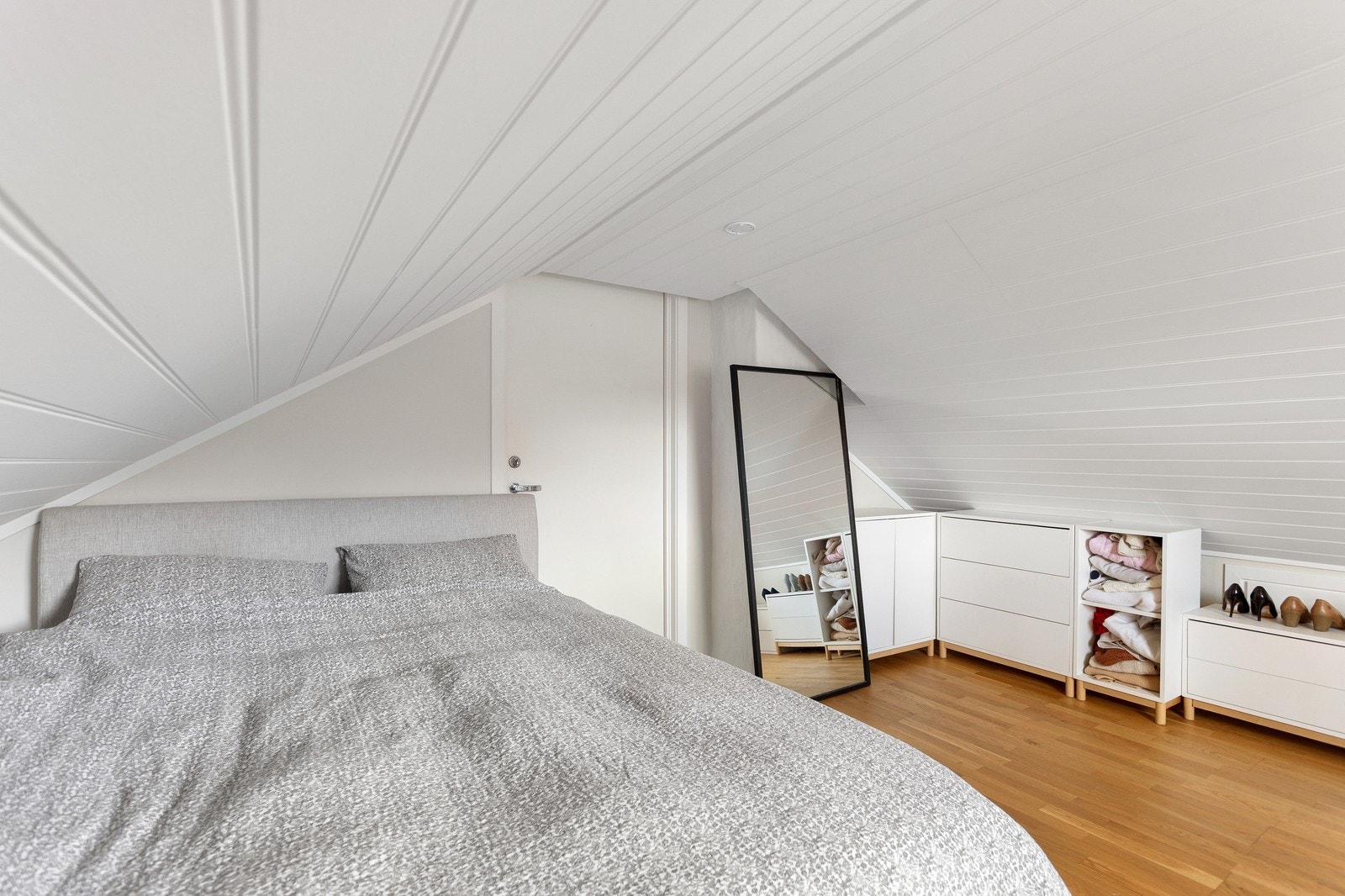 Lys og romslig loftstue som i dag brukes som soverom Galleribilde