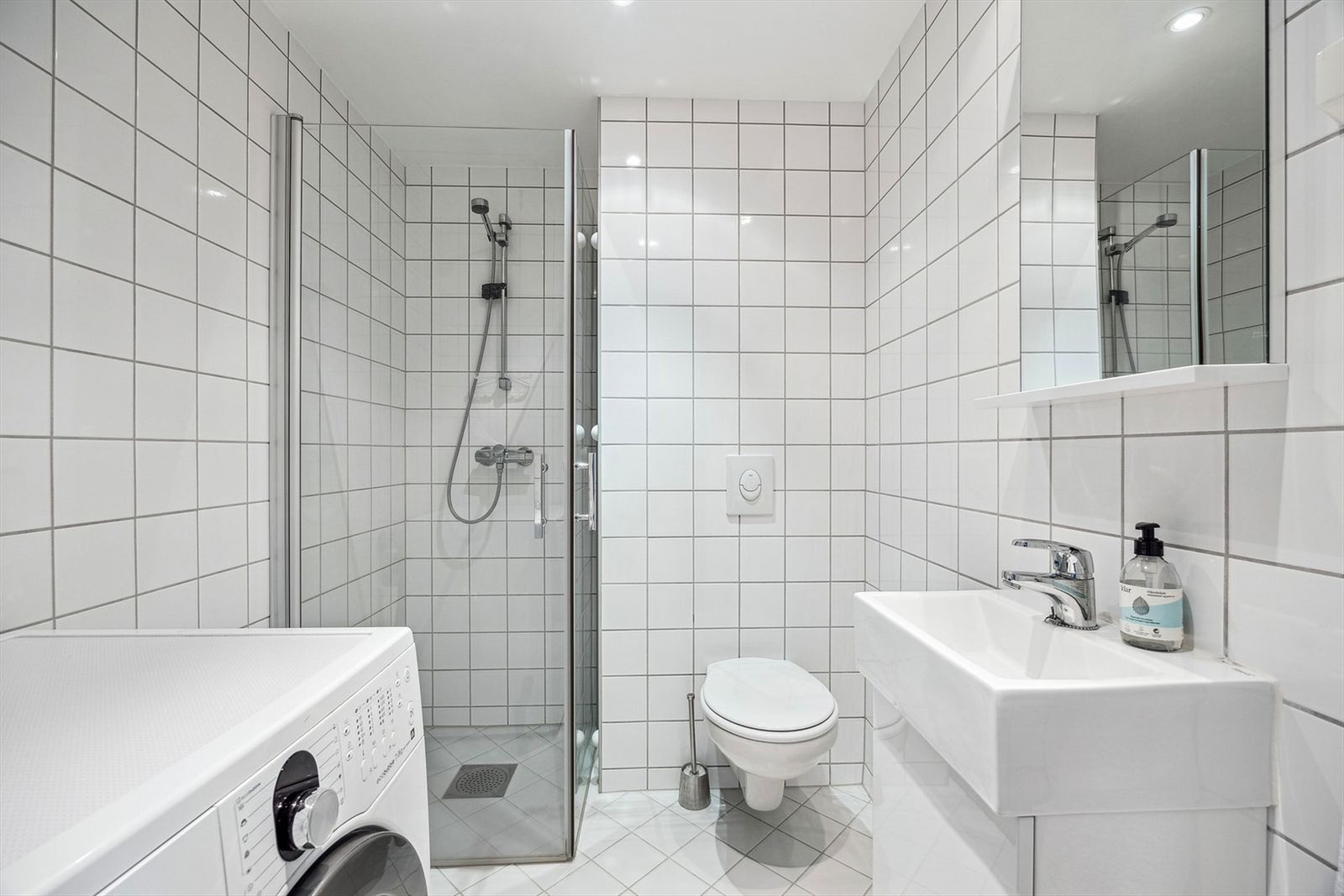 Flislagt bad fra ombyggingsår (2012) med varmekabler i gulvet. Badet er innredet med dusjhjørne, og har opplegg for vaskemaskin. Galleribilde