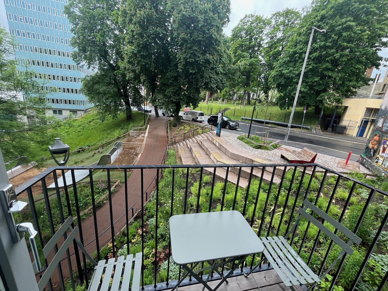 Balkongen vender ut mot flotte grøntarealer i Kristparken Galleribilde