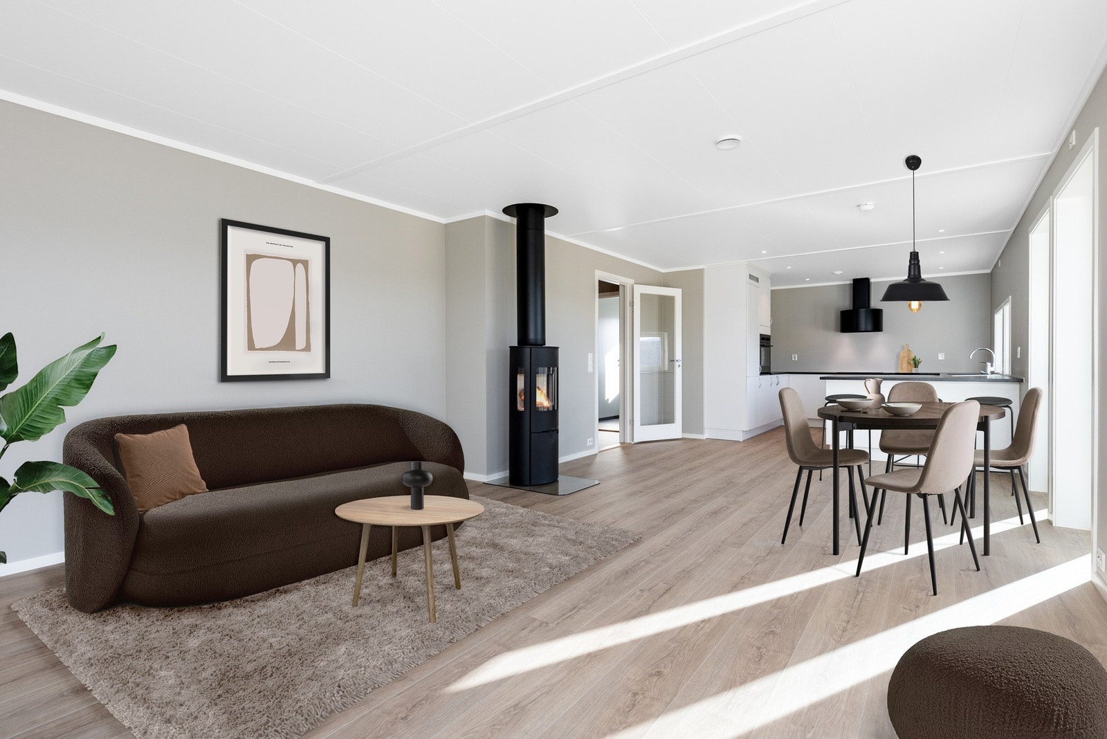 Romslig stue på hele 32,4 kvm. Her er det god plass til flere sittegrupper. Galleribilde