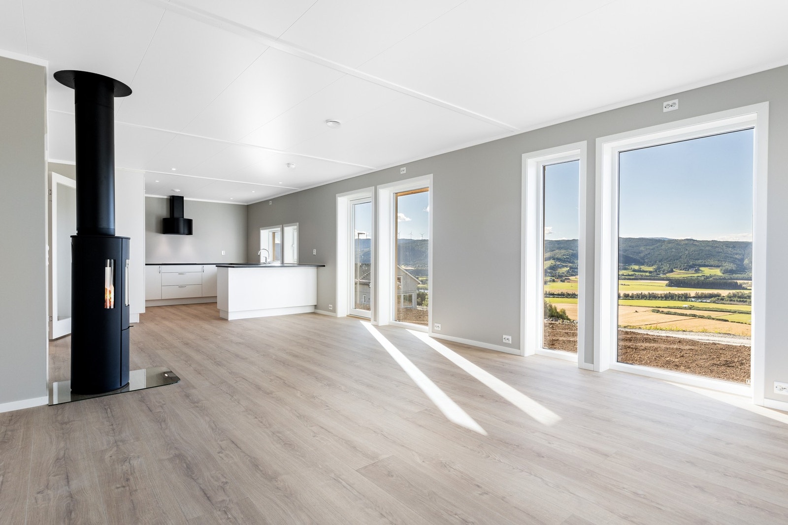 Store vindusflater sørger for rikelig med naturlig lysinnslipp, samt maksimal utnyttelse av den flotte utsikten. Galleribilde