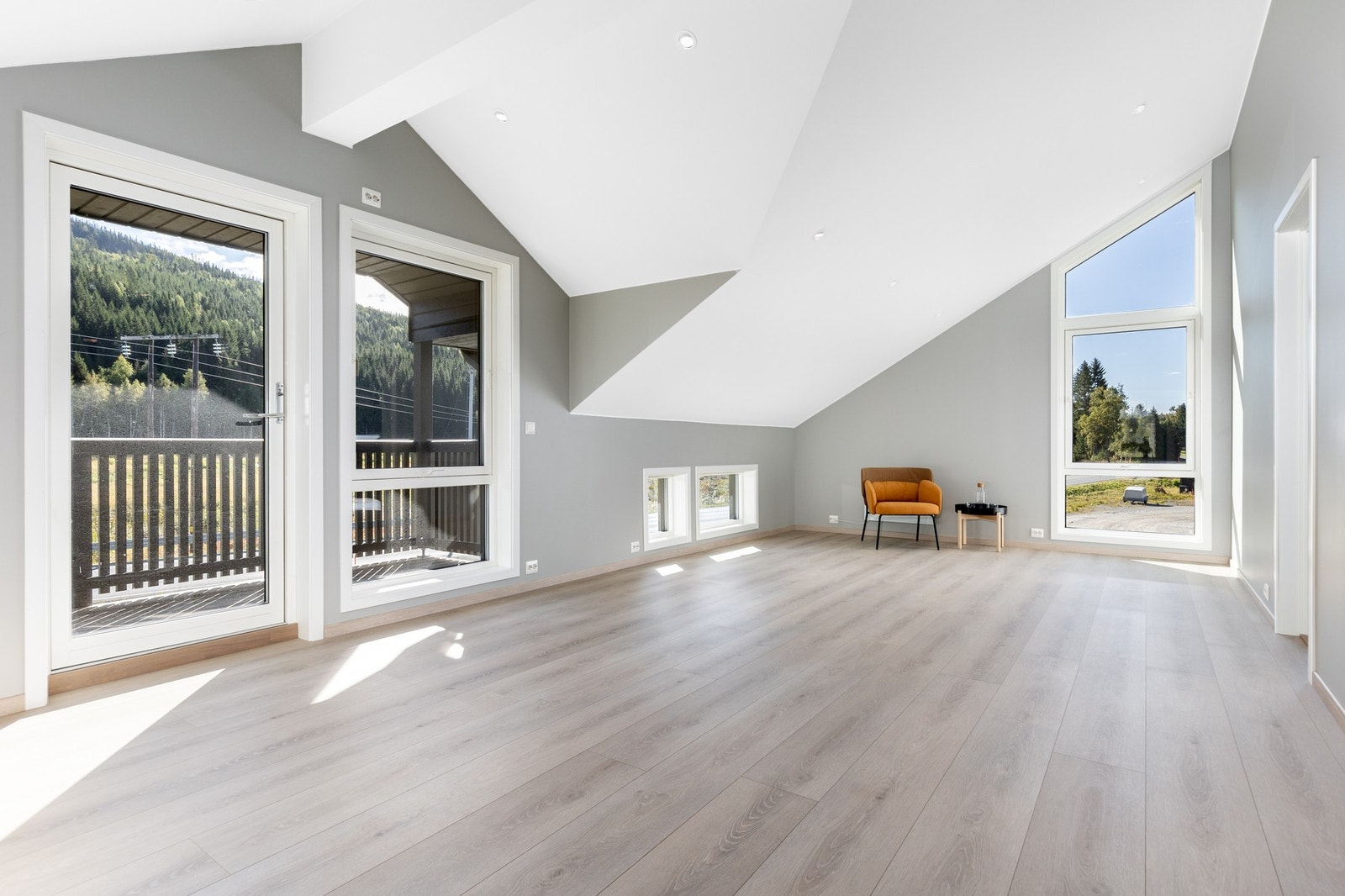 Bilde er tatt fra et tilsvarende hus, hvor loftetasje er innredet. Galleribilde