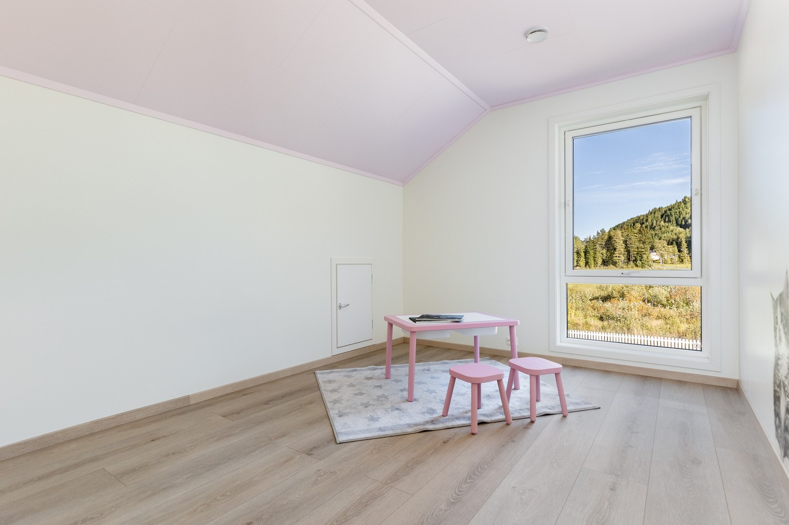 Bilde er tatt fra et tilsvarende hus, hvor loftetasje er innredet. Galleribilde