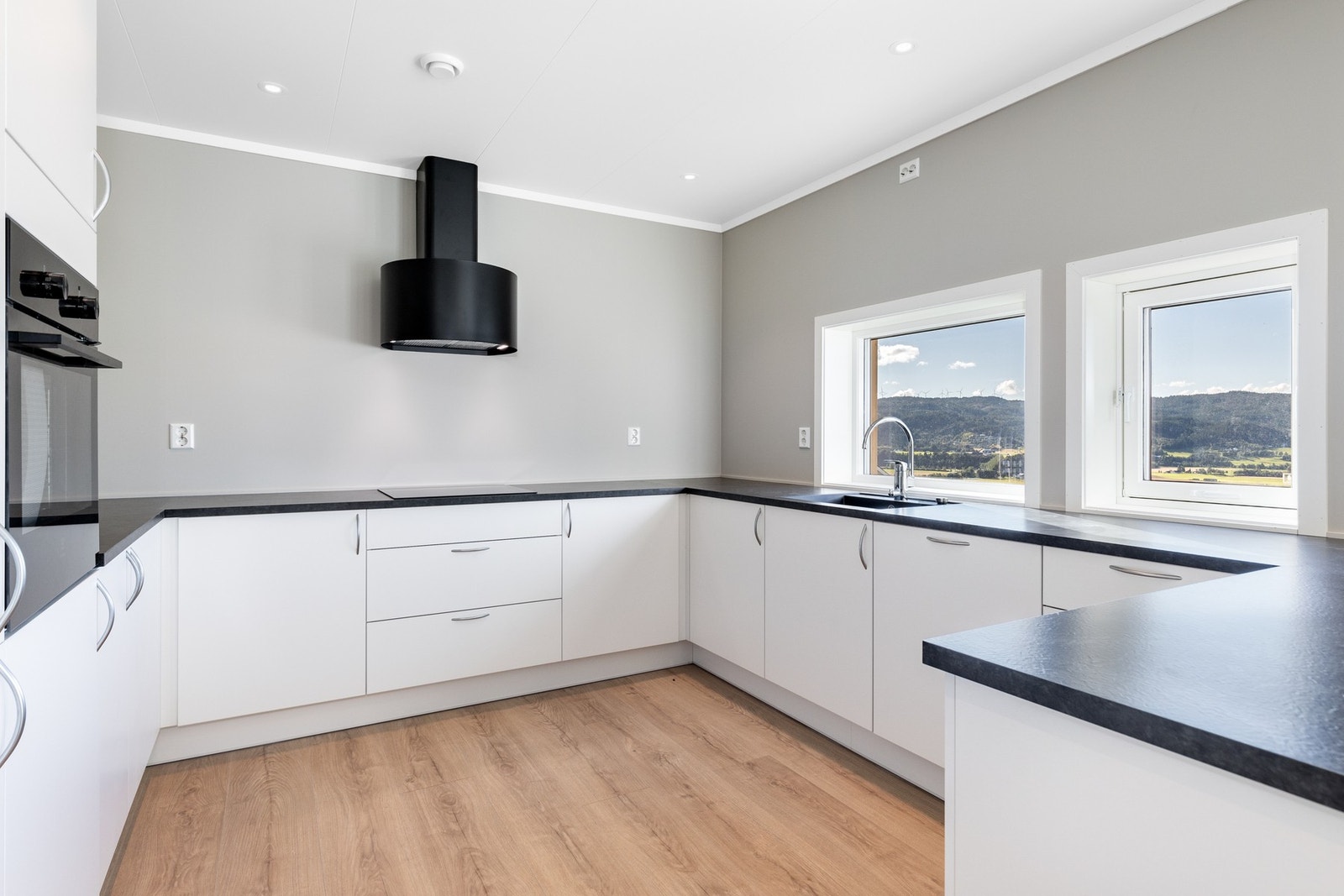 Pent og moderne kjøkken fra kvalitetsleverandøren Fossline. Galleribilde