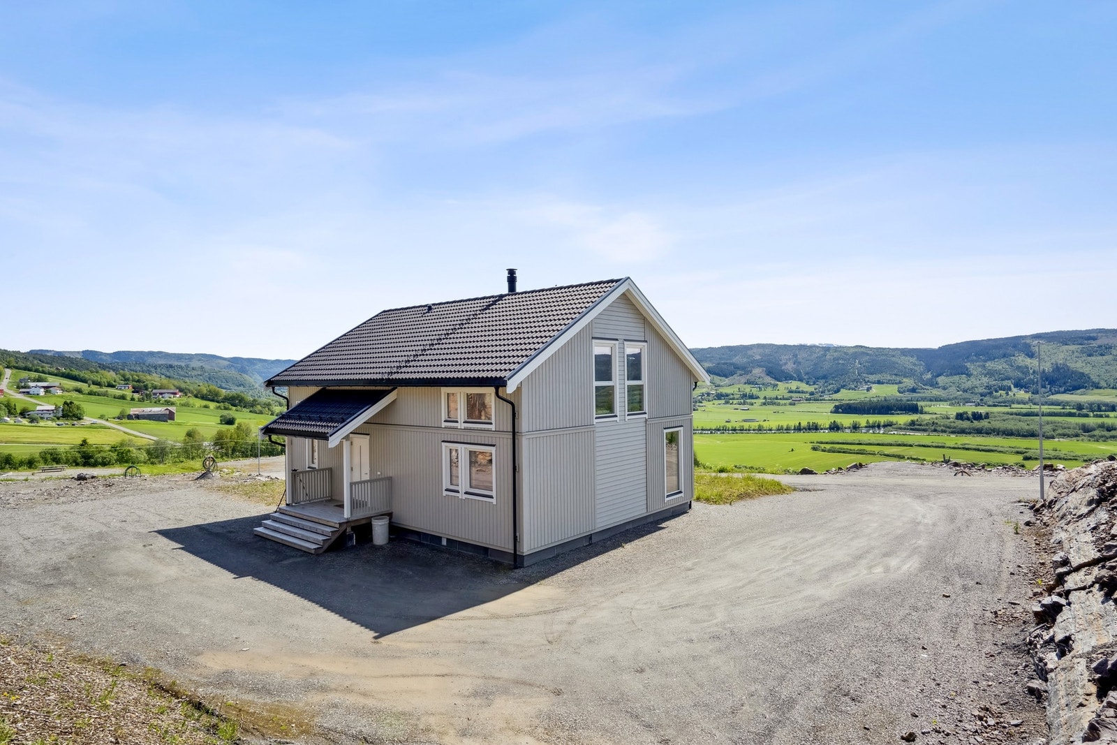Boligen ligger fint til i et tilbaketrukket og barnevennlig område like utenfor Selbu sentrum. Galleribilde