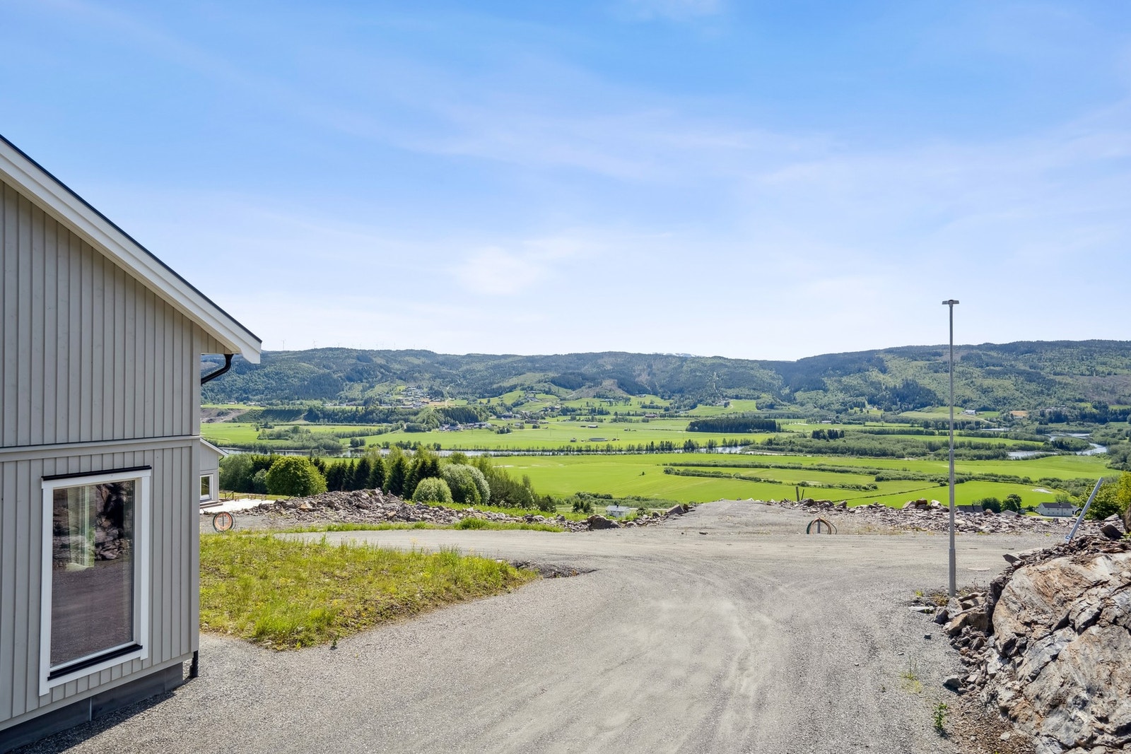 Eiendommen har en romslig og fin tomt på ca. 1008 kvm. Galleribilde