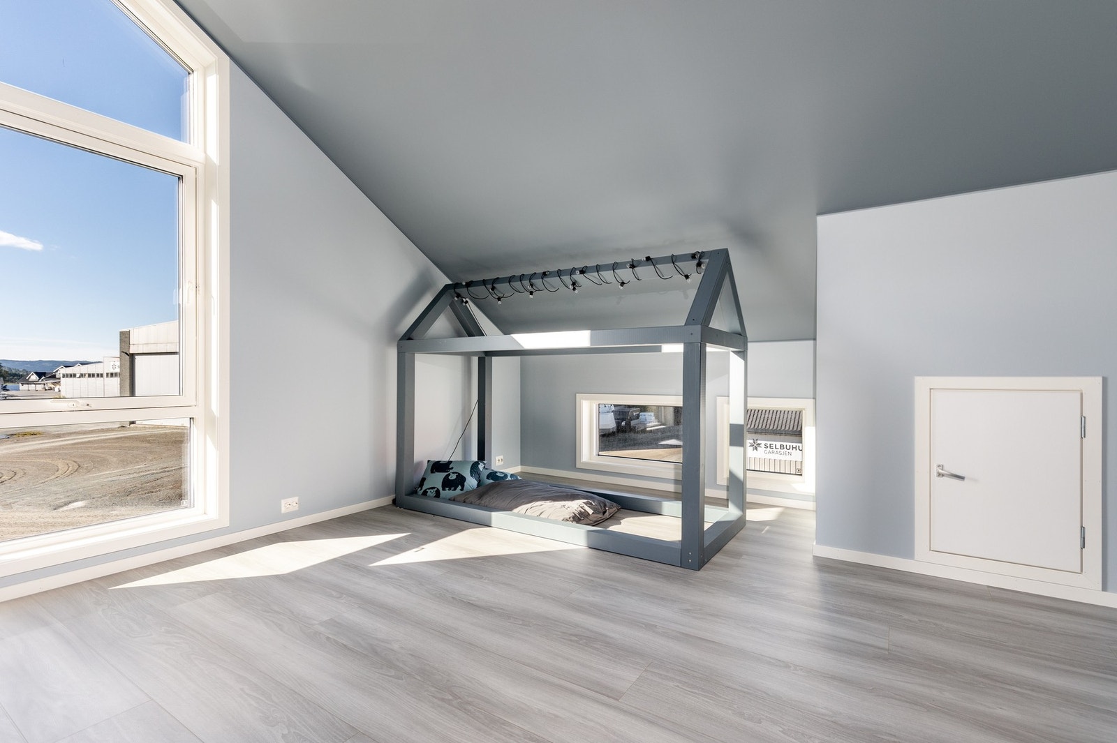 Bilde er tatt fra et tilsvarende hus, hvor loftetasje er innredet. Galleribilde