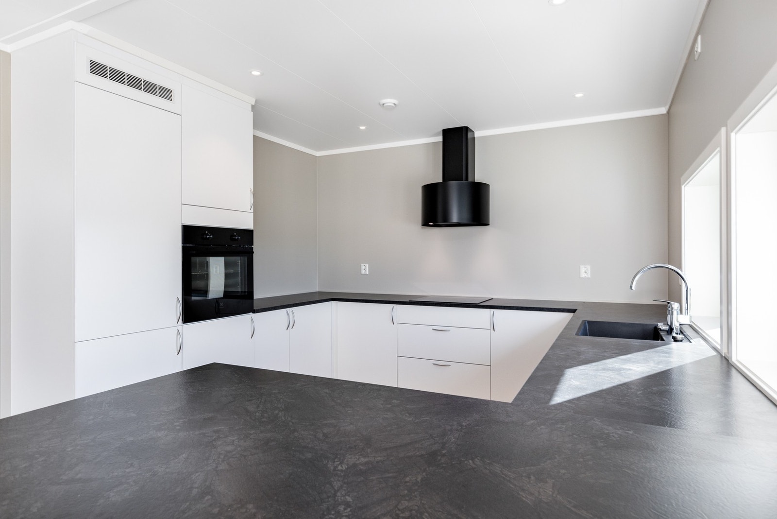 Kjøkkenet har vært god skap- og benkeplass, samt integrerte hvitevarer. Galleribilde