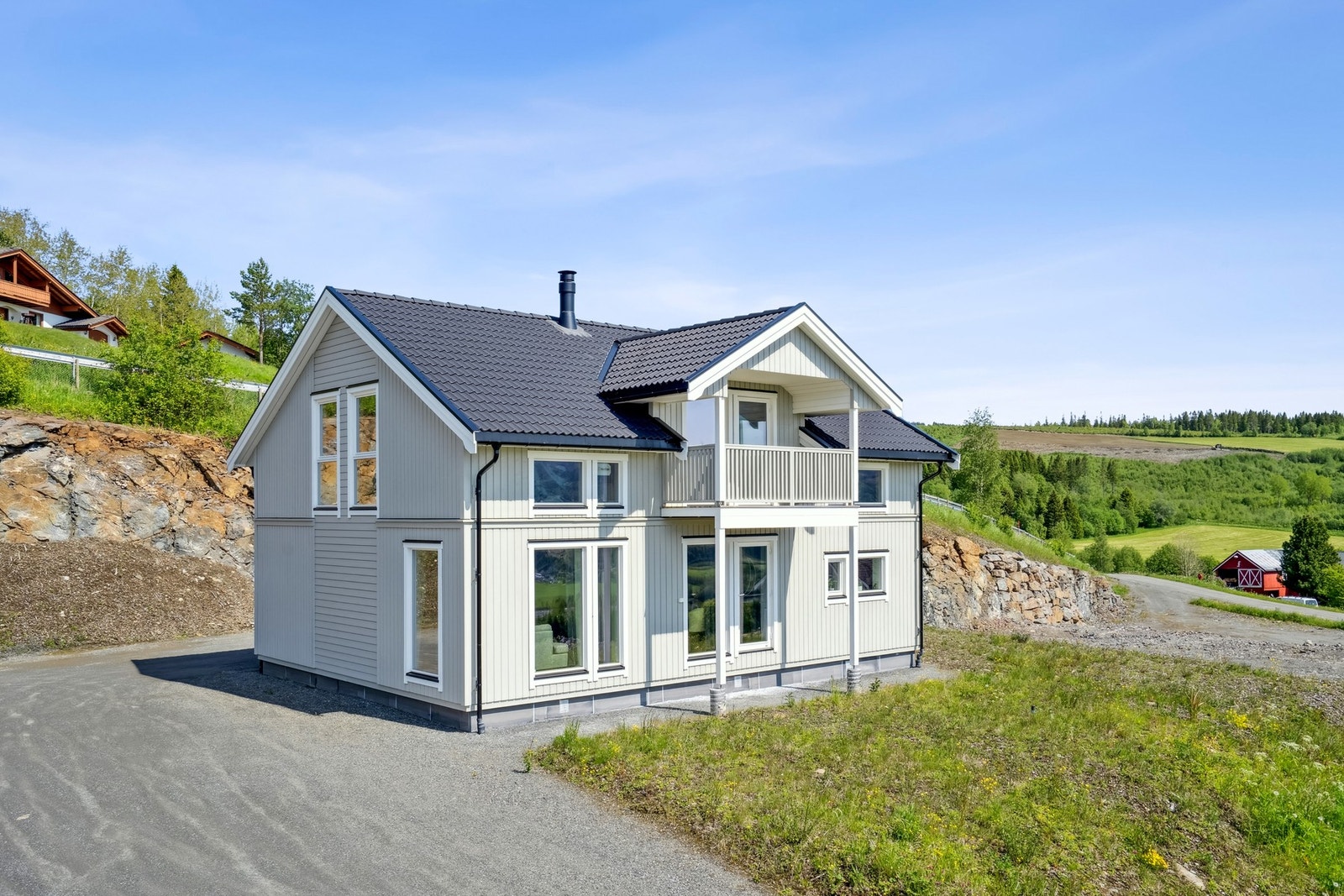 Velkommen til Marstadvegen 42! En pen og moderne enebolig fra 2022 med gjennomgående god standard. Galleribilde