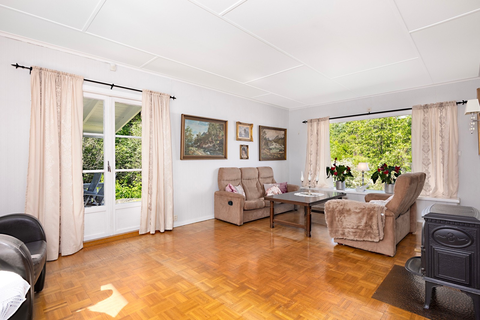 Fra stua er det utgang til sydvestvendt platting på ca. 20 m². Deler av plattingen er overbygd og herfra kan du gå ut i en lettstelt og fin hage. Galleribilde