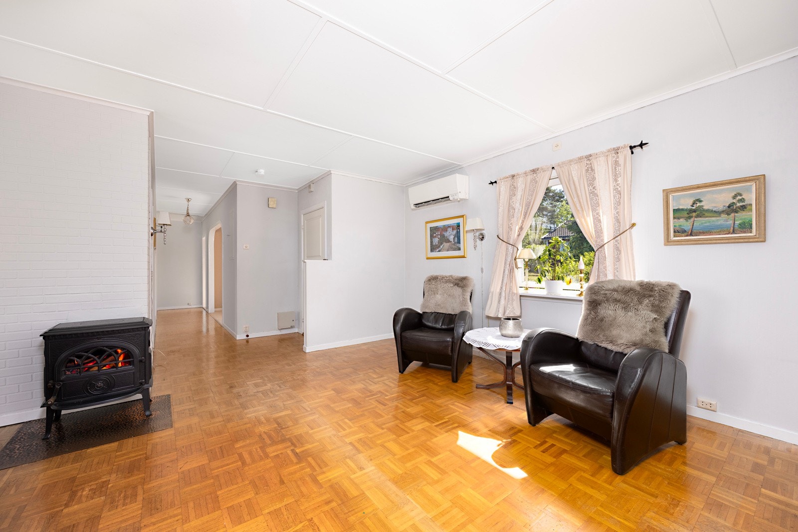 Boligen varmes opp av luft-til-luft varmepumpe fra 2018 og vedovn i stue. Galleribilde