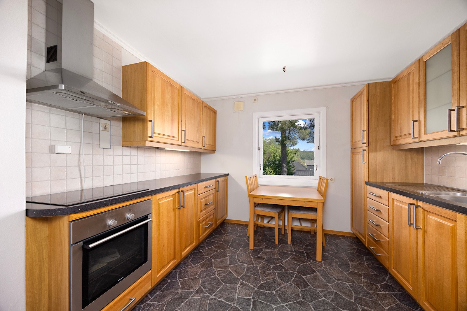 Kjøkkeninnredningen er fra Kvik og ble pusset opp i 2010. Her er det profilerte fronter og laminert benkeplate, samt integrerte hvitevarer som kjøleskap, induksjonstopp og stekeovn. Galleribilde