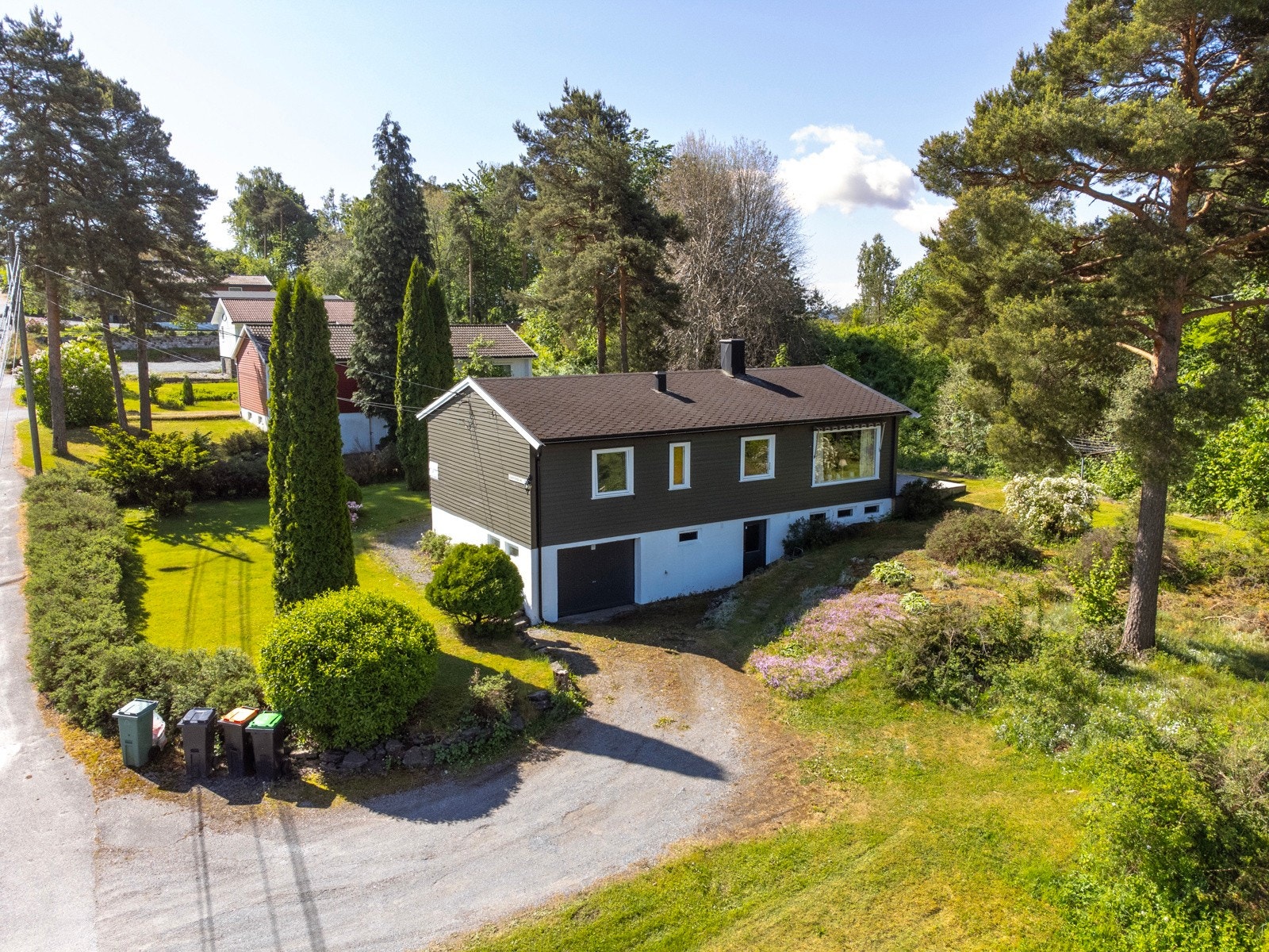 Boligen fremstår som et godt utgangspunkt for deg som ønsker å forme ditt eget hjem - her er det muligheter for modernisering og oppgradering for å bringe boligen opp til dagens krav og komfortnivå. Galleribilde