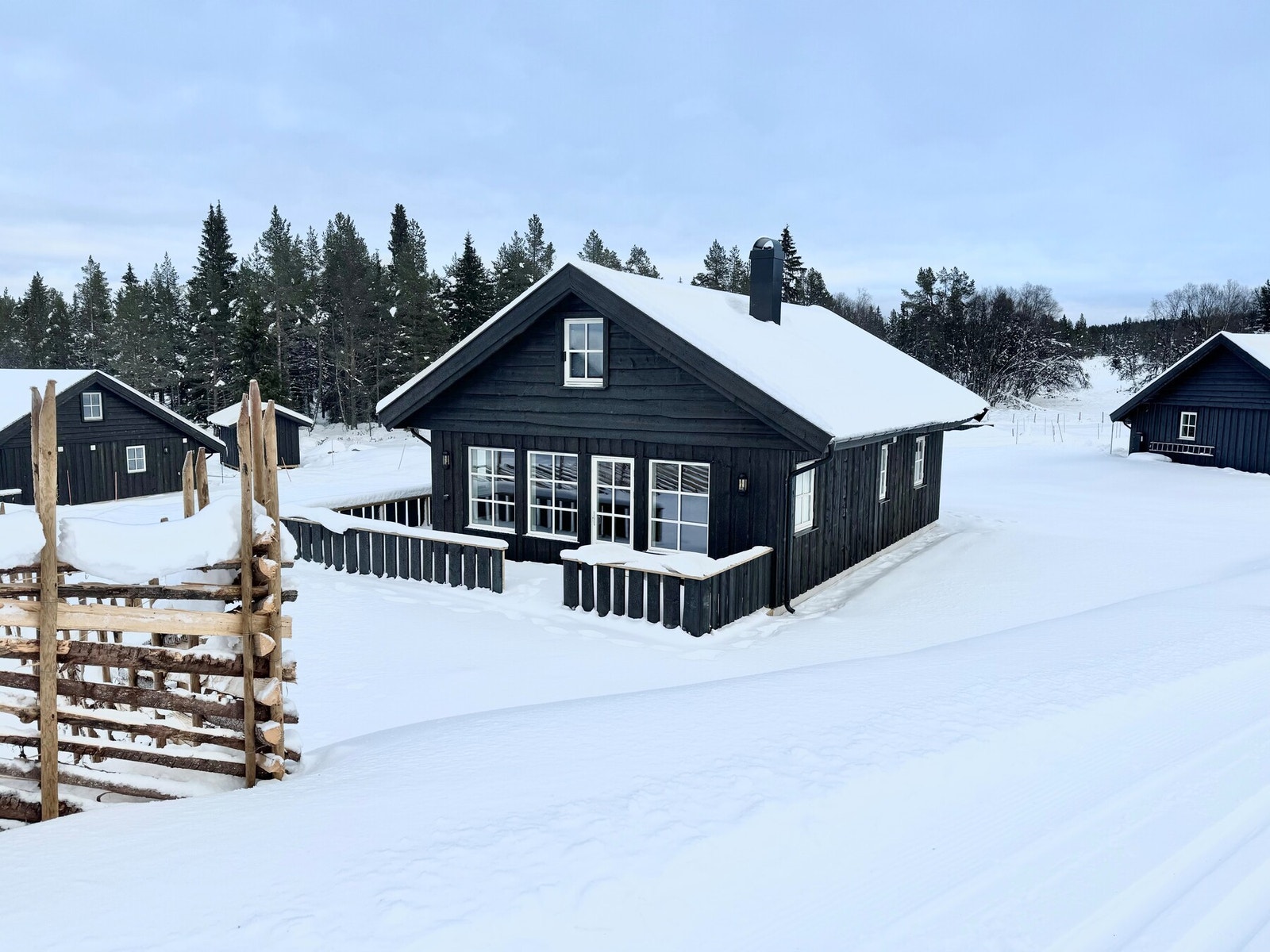 Uteområdet gir rikelig med plass for hyggelig innredning med utemøbler, bålpanne og grill - ideelt for lange kvelder i frisk fjelluft. Bilde er kun ment som illustrasjon, og er ikke av aktuell hytte. Galleribilde