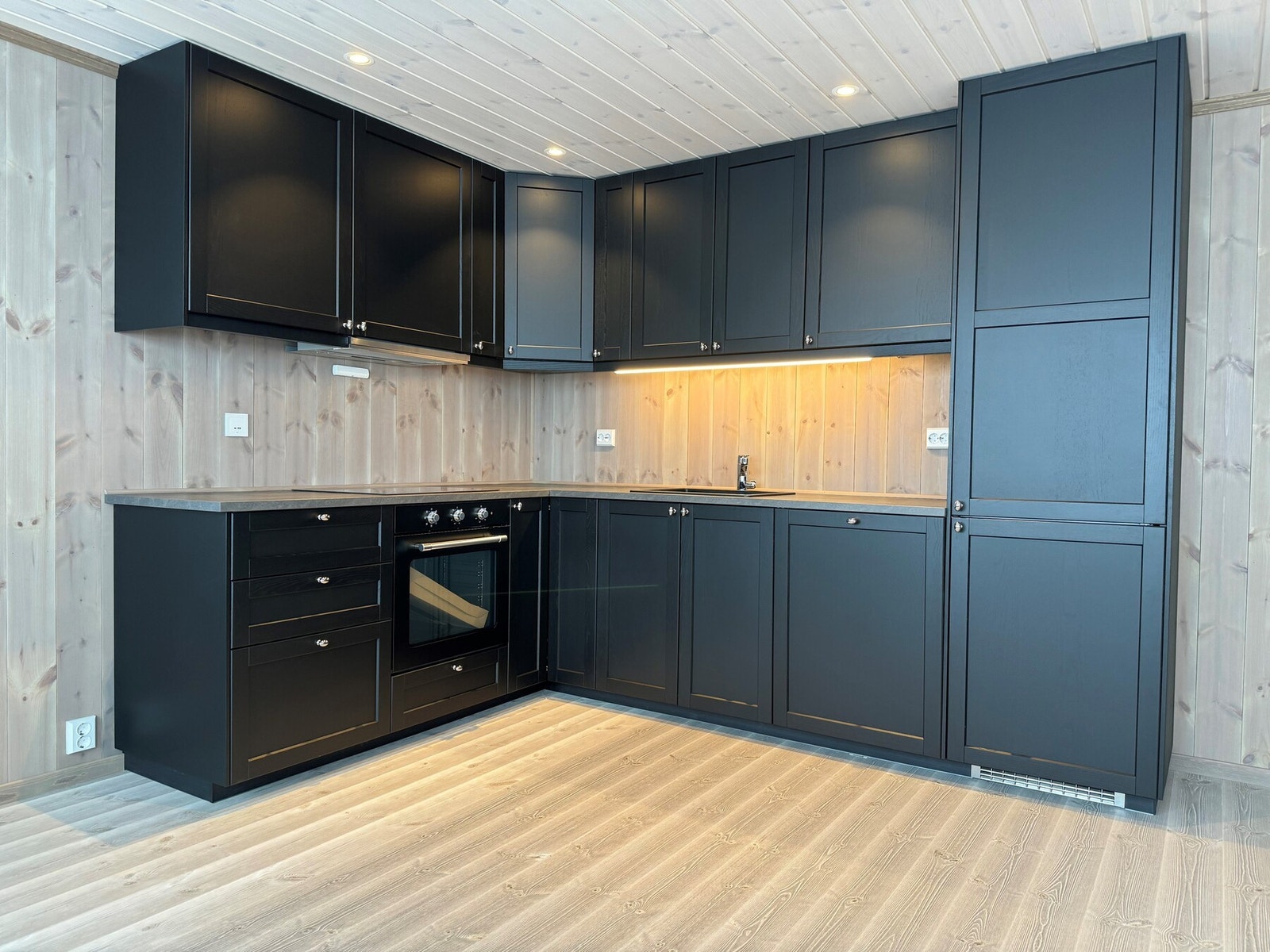 Kjøkkenet leveres med integrerte hvitevarer. Bilde er kun ment som illustrasjon, og er ikke av aktuell hytte. Galleribilde