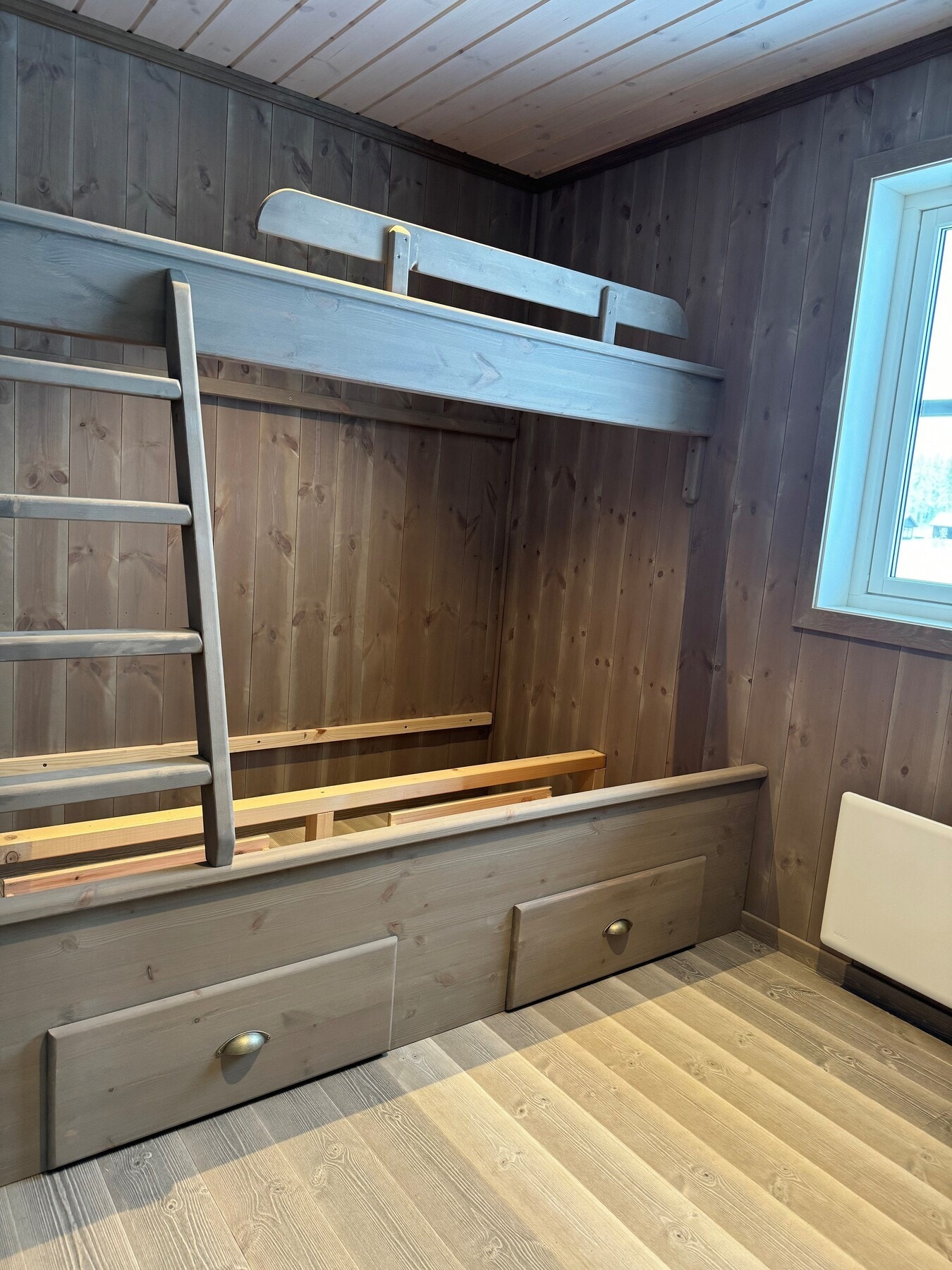 Hytta har to gode soverom, ett med plass til dobbelseng og ett med plass til familiekøye for å maksimere sengeplassene. Bilde er kun ment som illustrasjon, og er ikke av aktuell hytte. Galleribilde