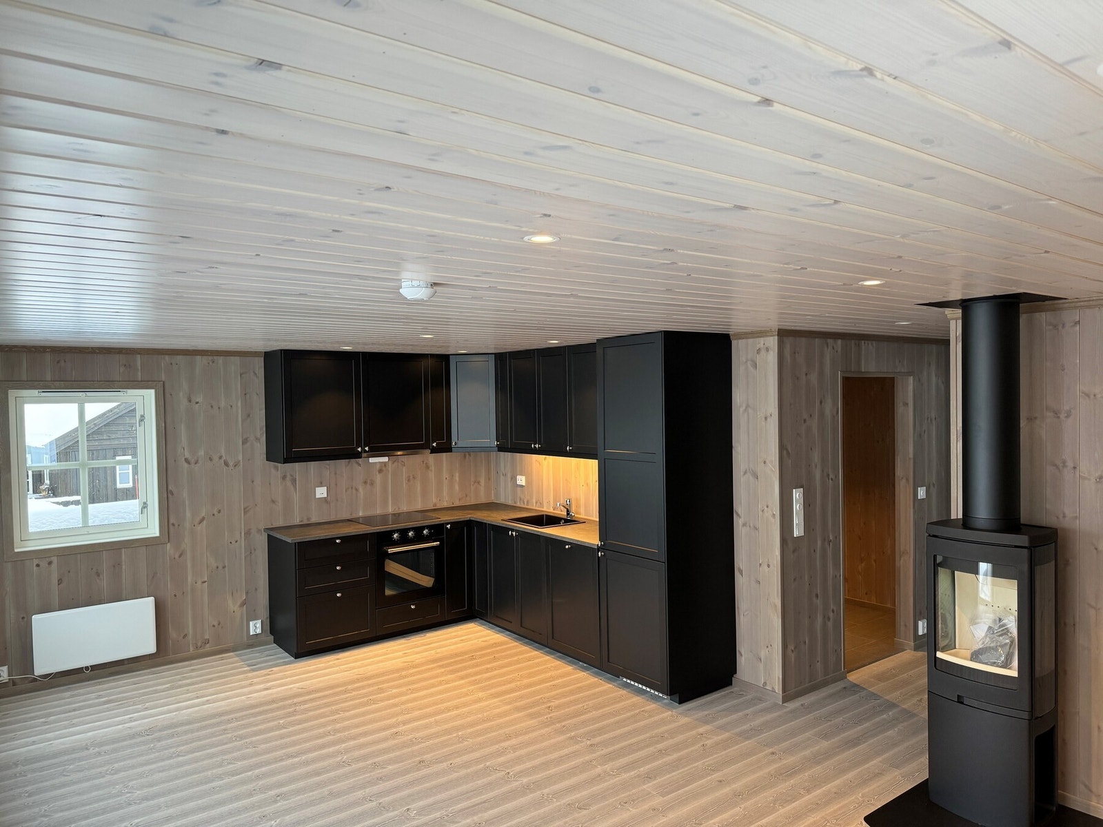 Det er god plass til både spisebord utenfor kjøkkenet og en koselig TV-krok på motsatt side av rommet. Bilde er kun ment som illustrasjon, og er ikke av aktuell hytte. Galleribilde