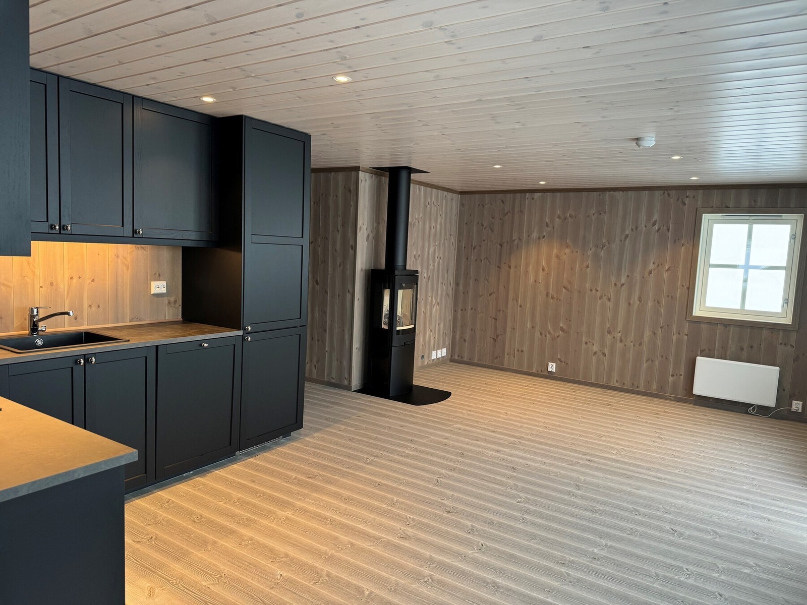 Kjøkkeninnredning fra Ikea, i modell Bodbyn i off white farge. Bilde er kun ment som illustrasjon, og er ikke av aktuell hytte. Galleribilde