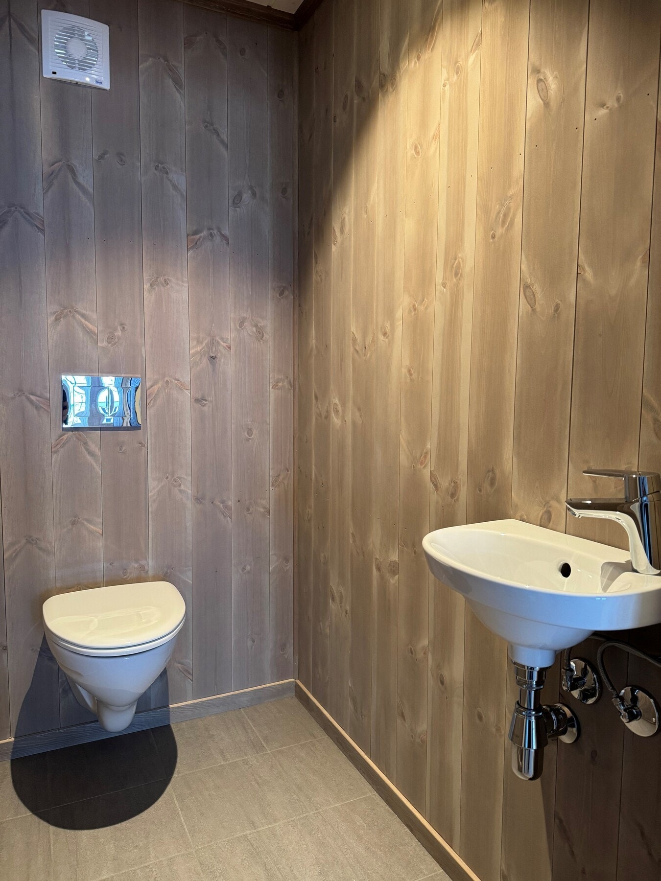 Et praktisk WC-rom med vegghengt toalett og enkel servant. Bilde er kun ment som illustrasjon, og er ikke av aktuell hytte. Galleribilde