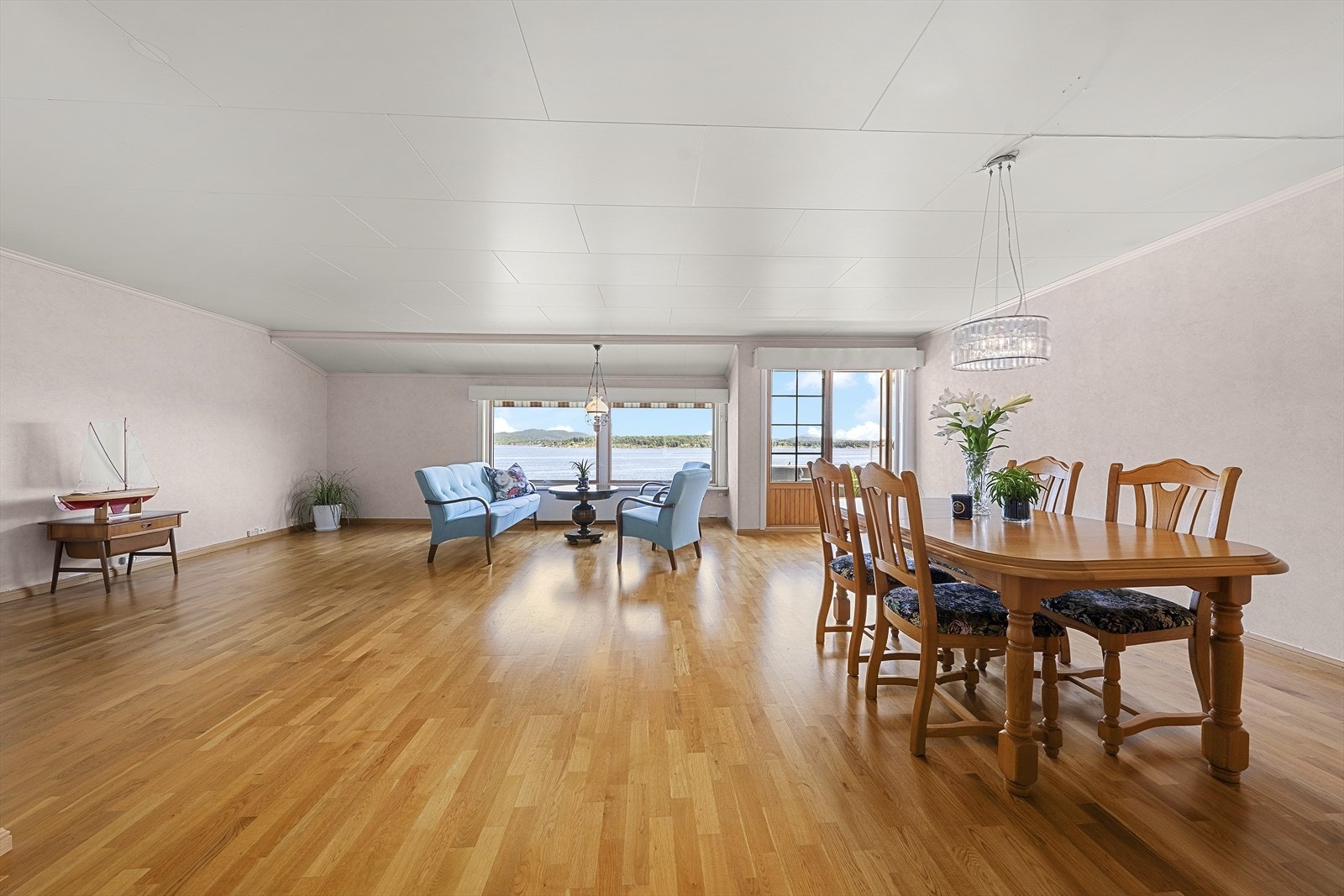 Her er det god plass til både stue- og spisestuemøblement Galleribilde