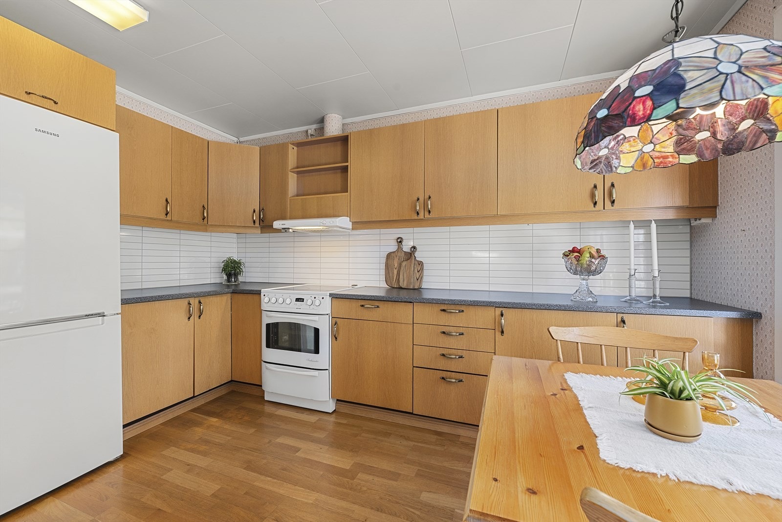 Innredningen har fronter i eik og godt med både skap- og benkplass Galleribilde