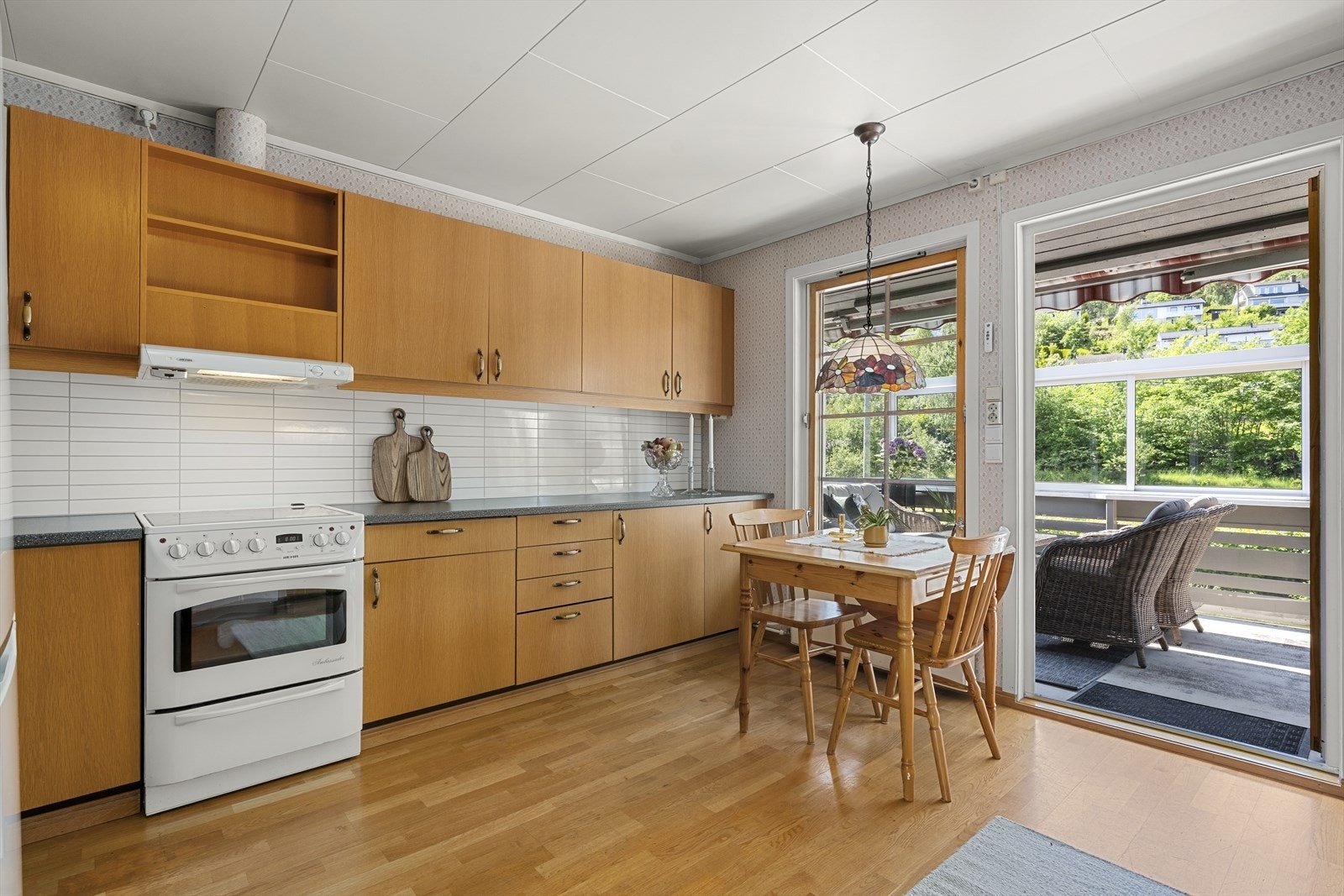 Stort kjøkken med utgang til vestvendt terrasse Galleribilde