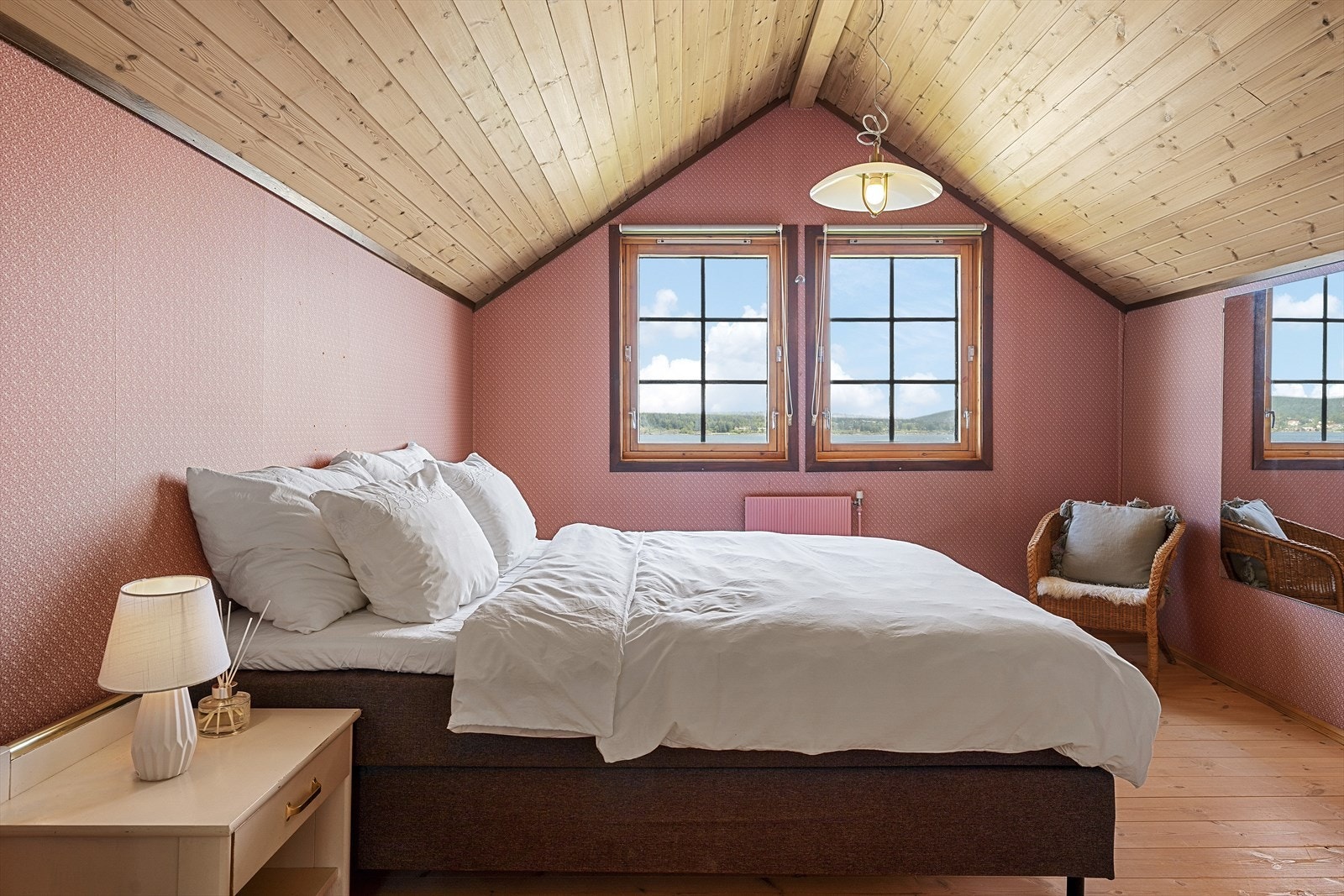 I 3. etasje er det to soverom, hovedsoverommet har den flotte sjøutsikten! Galleribilde