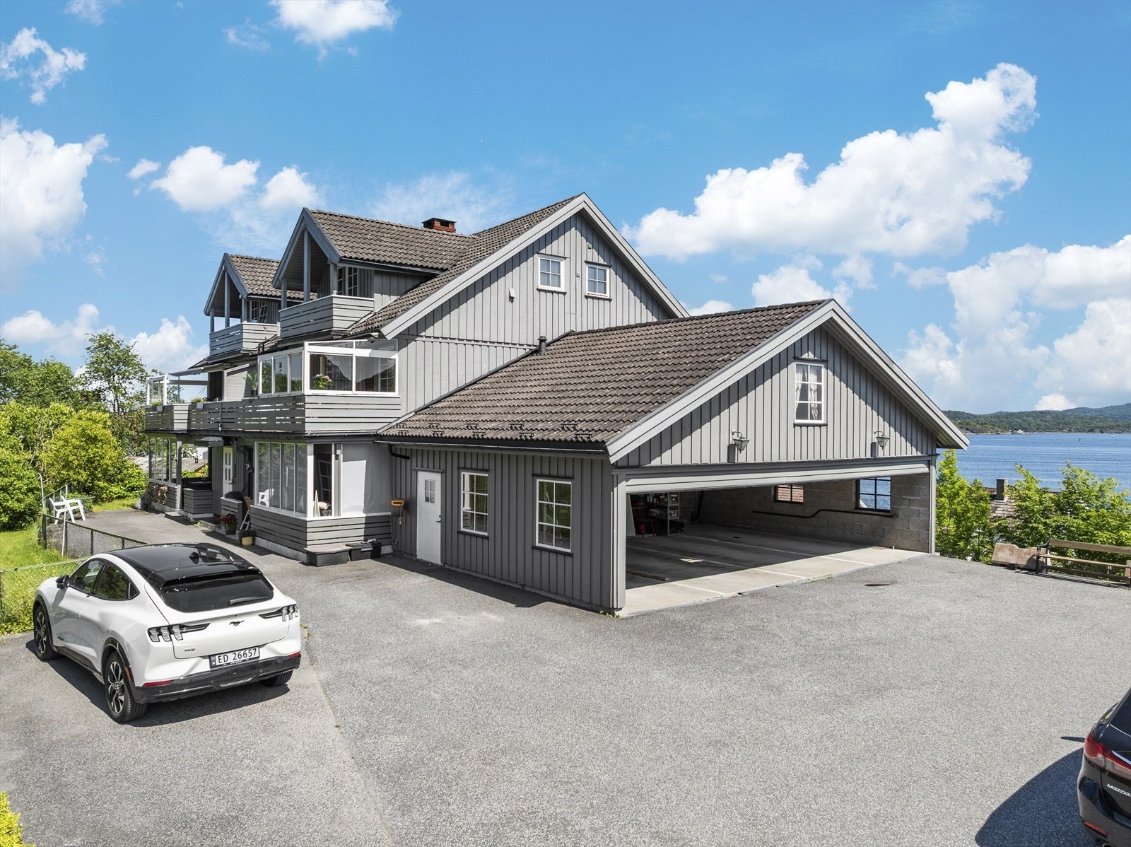 Her kan meget gode solforhold nytes på terrasse mot vest og den flotte sjøutsikten på balkong mot øst! Galleribilde