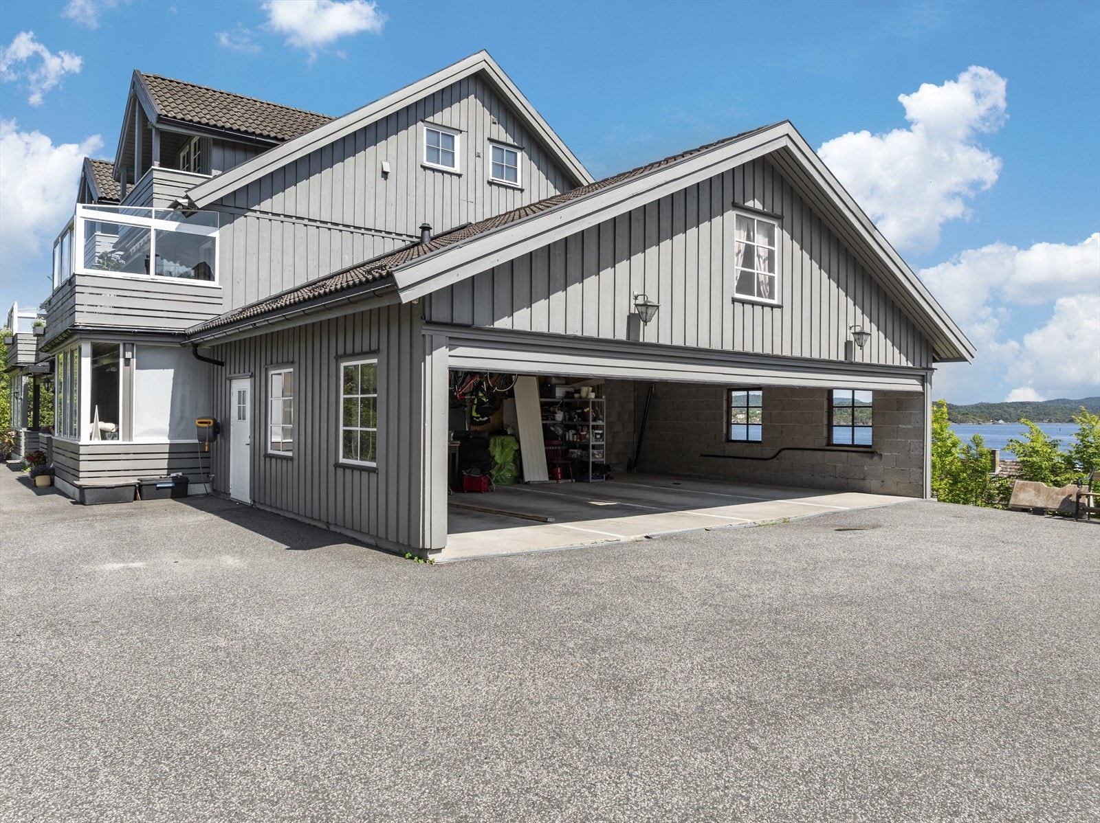 Leiligheten disponerer en parkeringsplass i felles carport. Det er installert EL-billader på parkeringsplassen Galleribilde