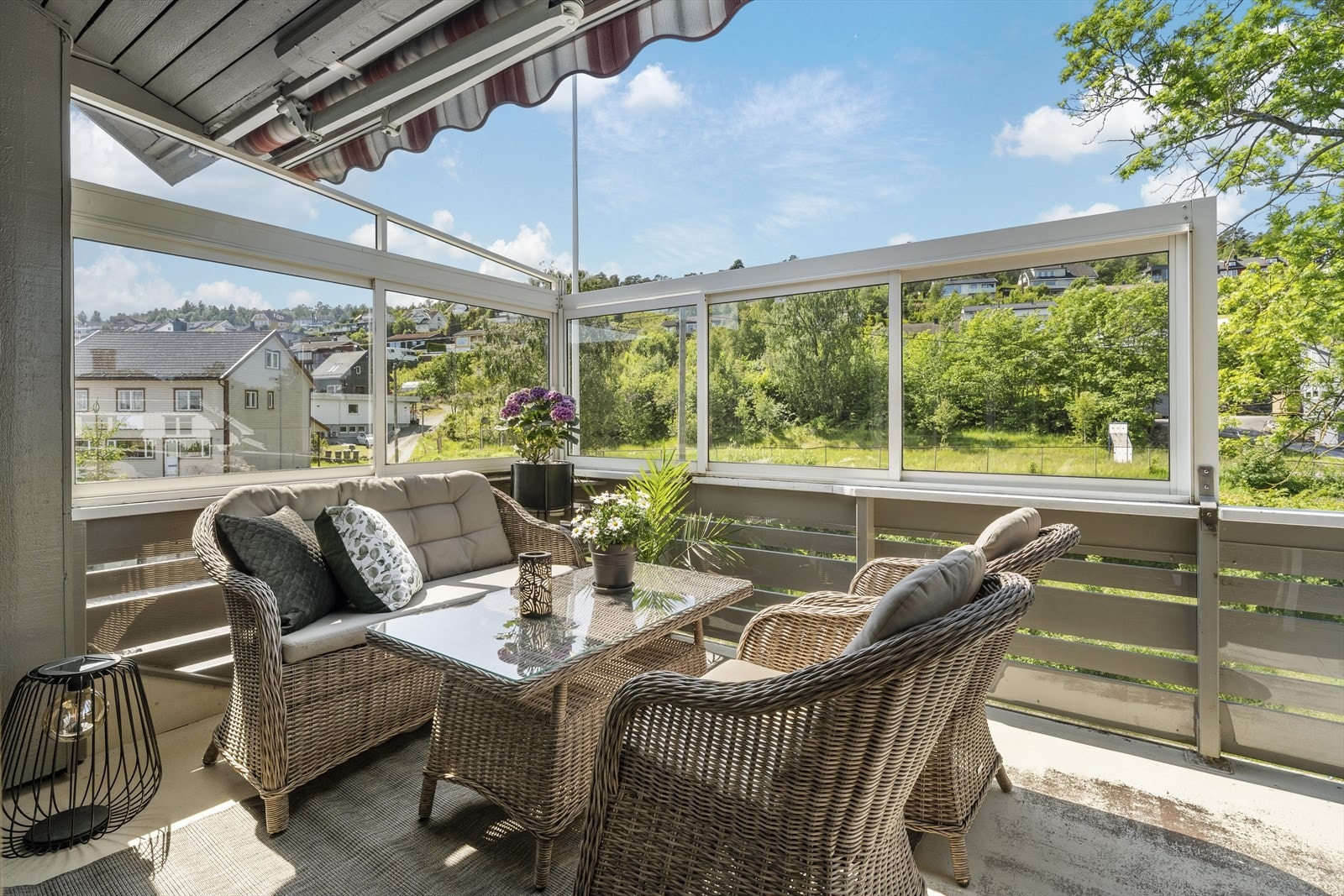 Solrik terrasse med fin plass til sittegruppen og terrassemarkise Galleribilde