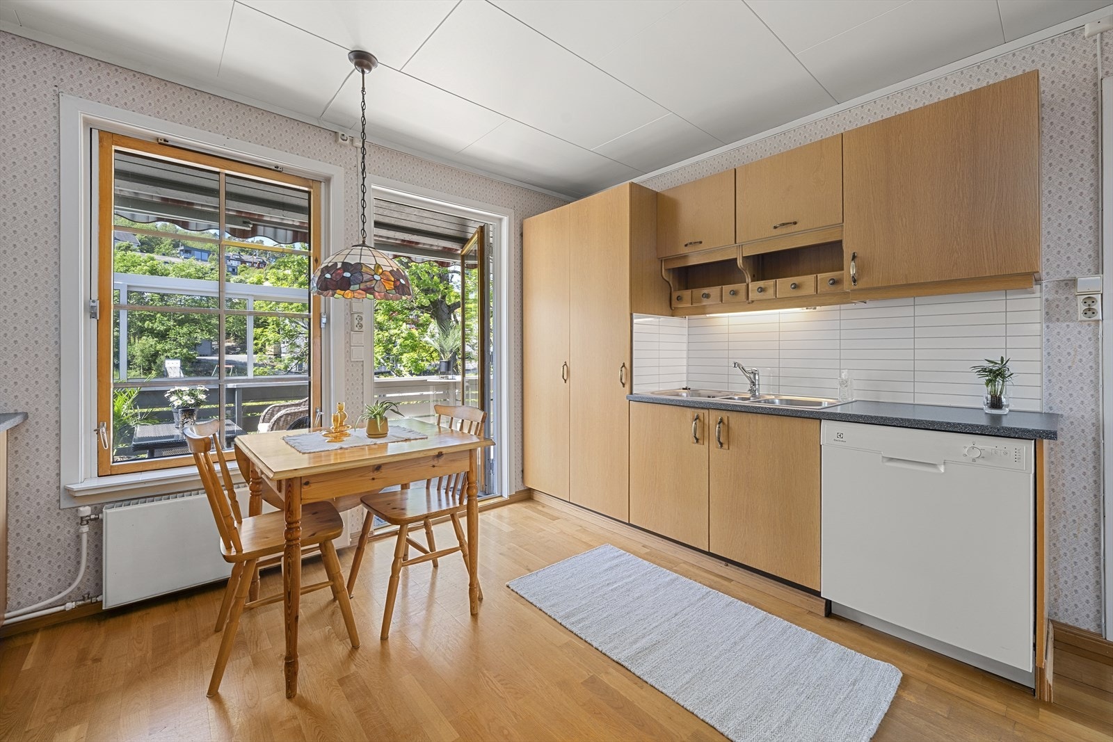 Det er fin plass til kjøkkenbordet ved vinduet! Galleribilde