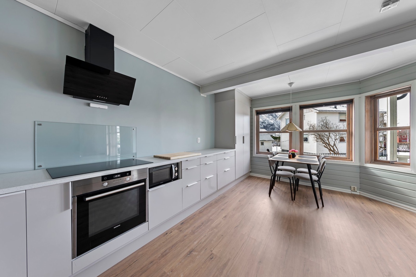 Integrert stekeovn, induksjonstopp og oppvaskmaskin. God plass til spisegruppe Galleribilde