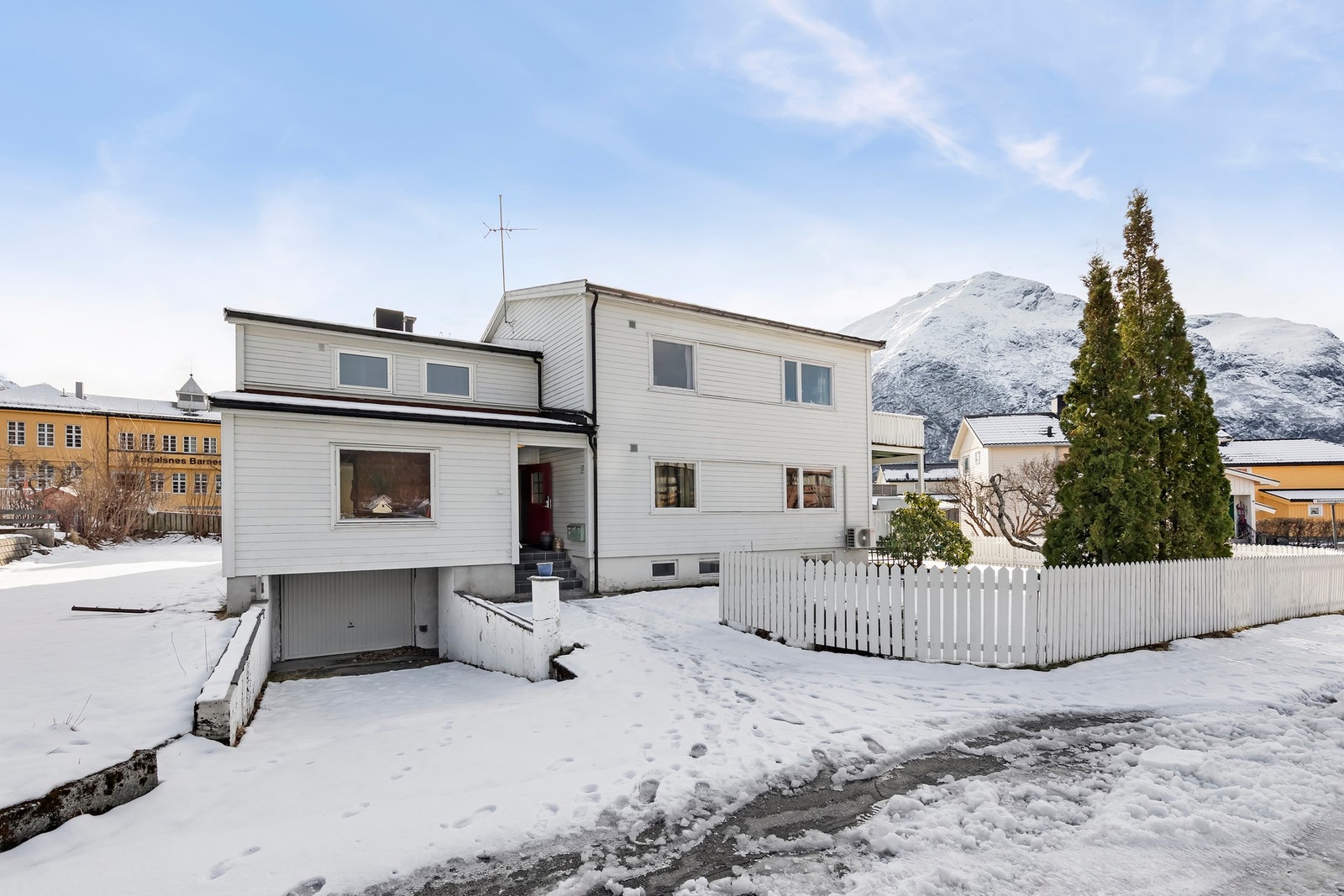 Fasade. Inngangspartiet er overbygd Galleribilde