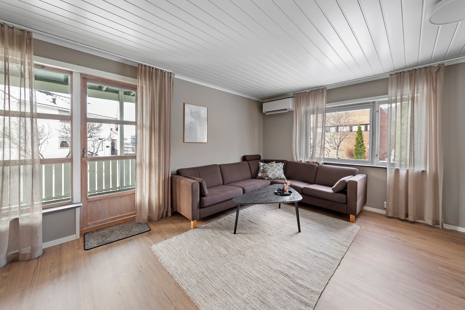 Fra stuen er det utgang til overbygd terrasse Galleribilde