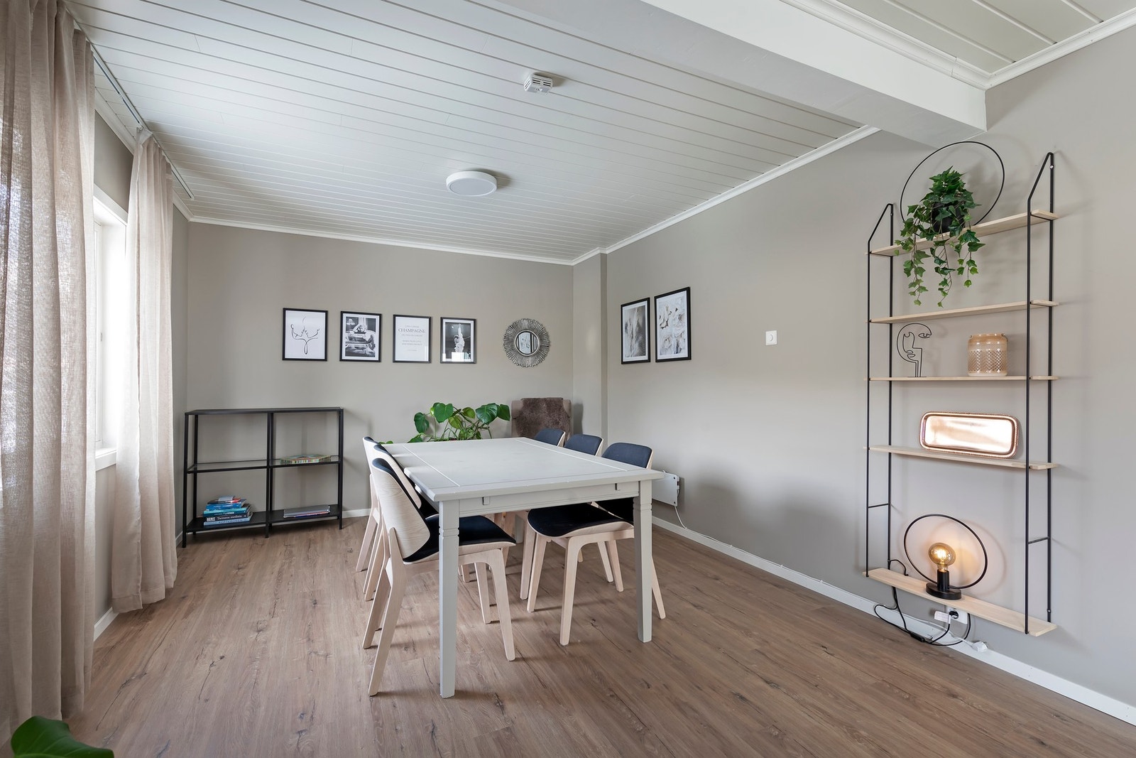 God plass til en romslig spisegruppe Galleribilde