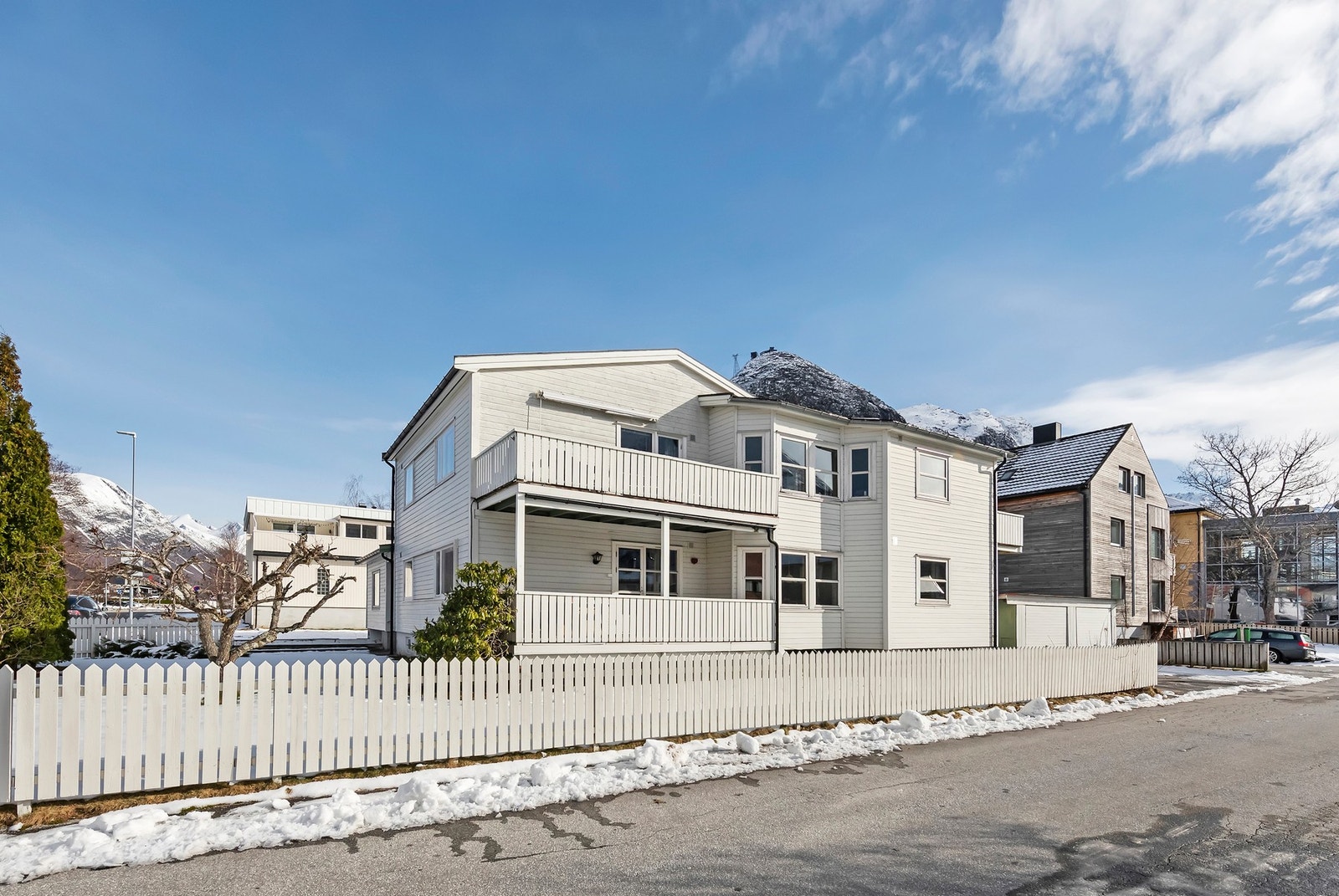 Leiligheten ligger i 1. etasje og har overbygd veranda Galleribilde