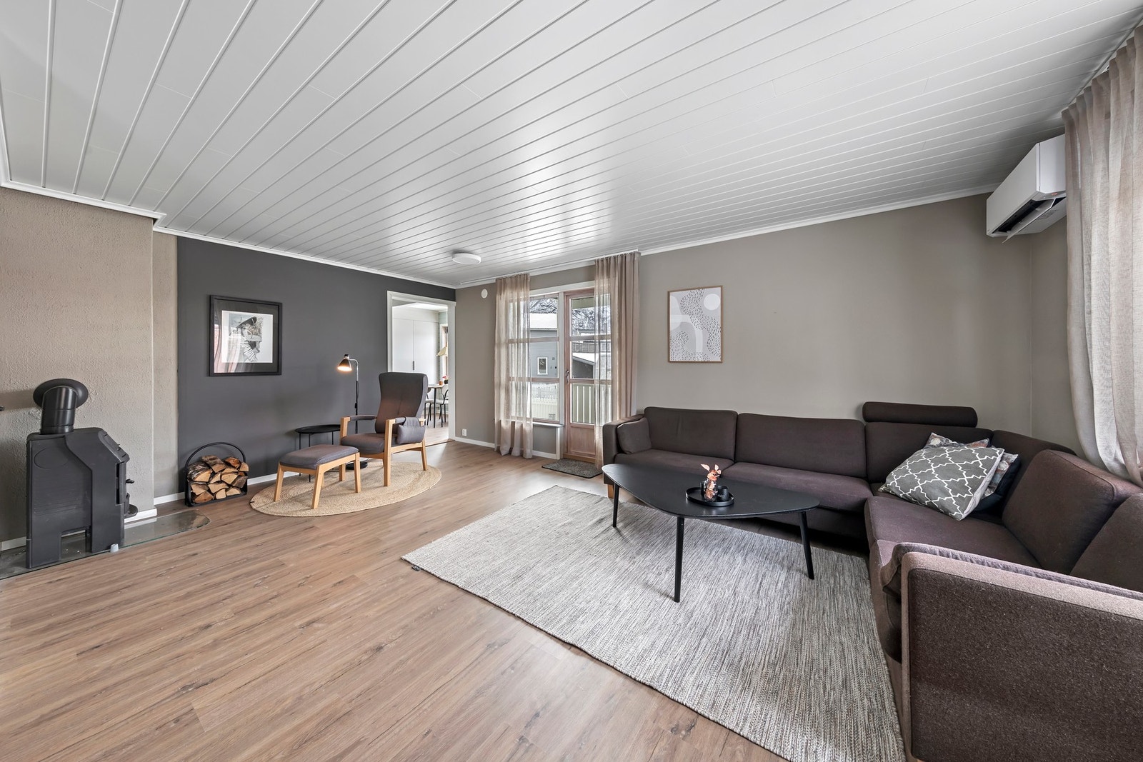 Her har man vedovn og varmepumpe som oppvarmingskilder Galleribilde