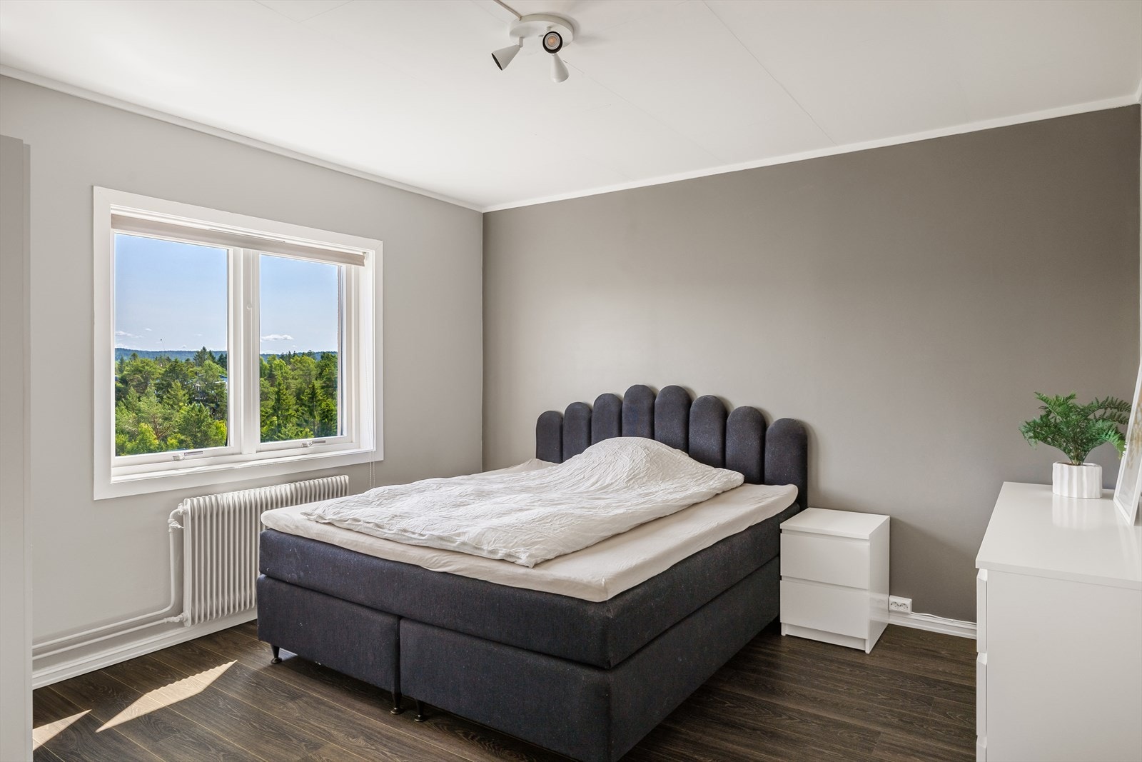 Hovedsoverommet er av god størrelse med plass til stor dobbeltseng, nattbord og ønsket garderobeløsning. Galleribilde