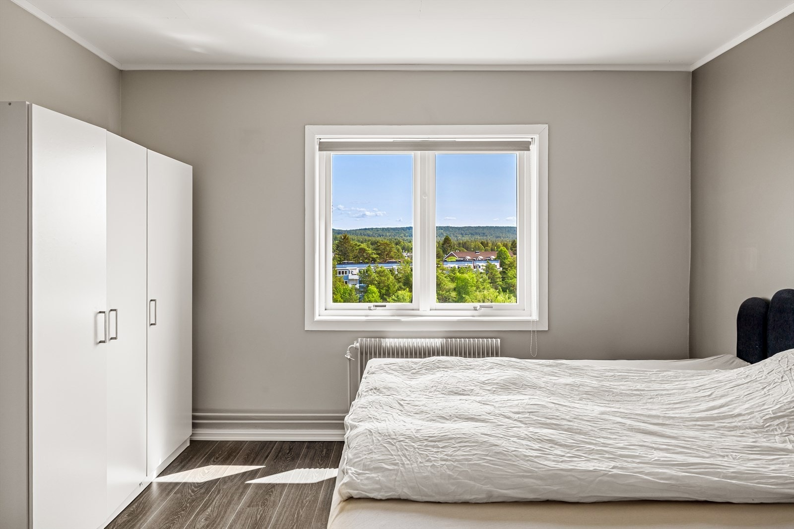 Soverommet er vendt mot rolige omgivelser med utsyn mot marka. Galleribilde