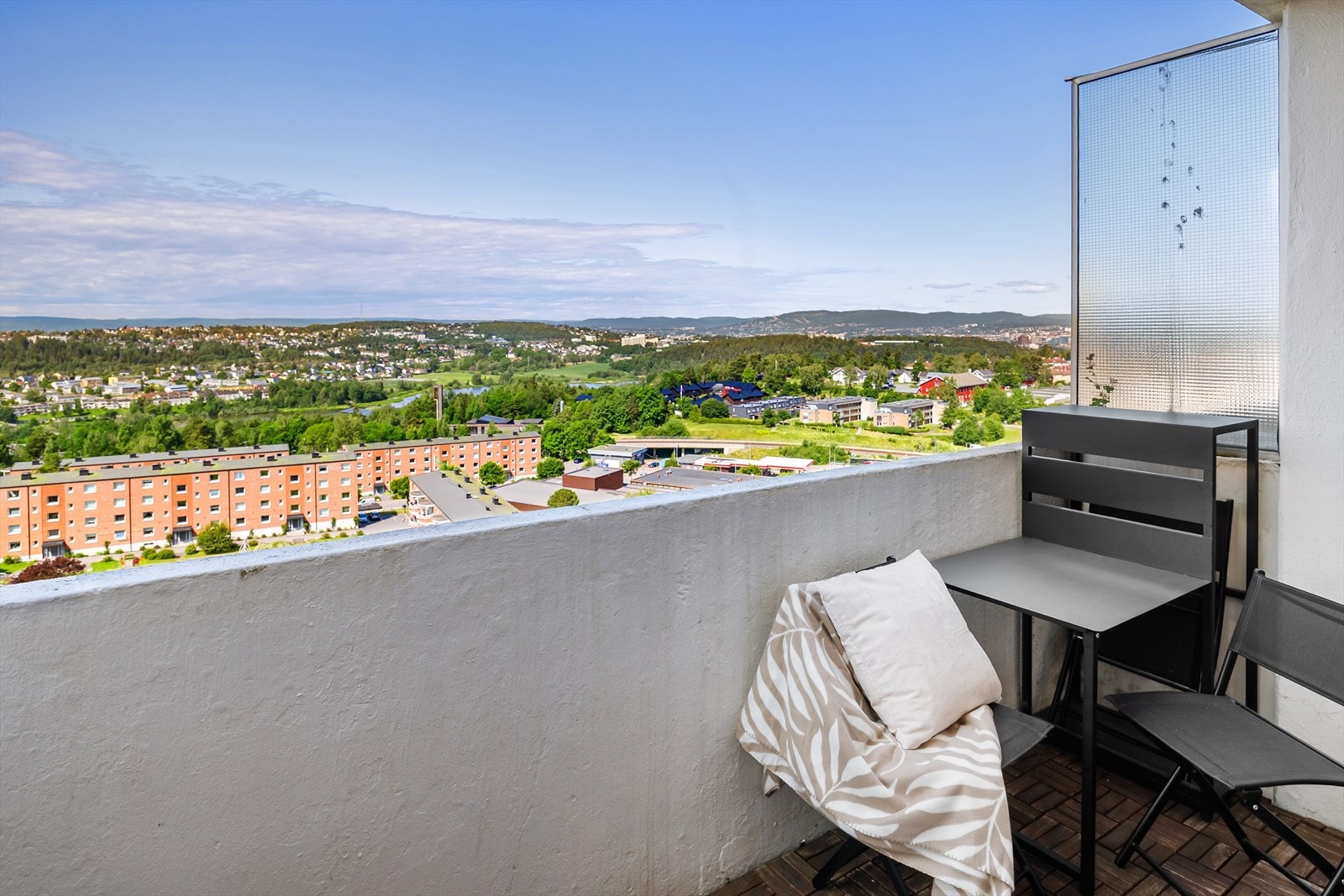 Her kan du nyte sene sommerkvelder med fantastisk utsikt. Galleribilde