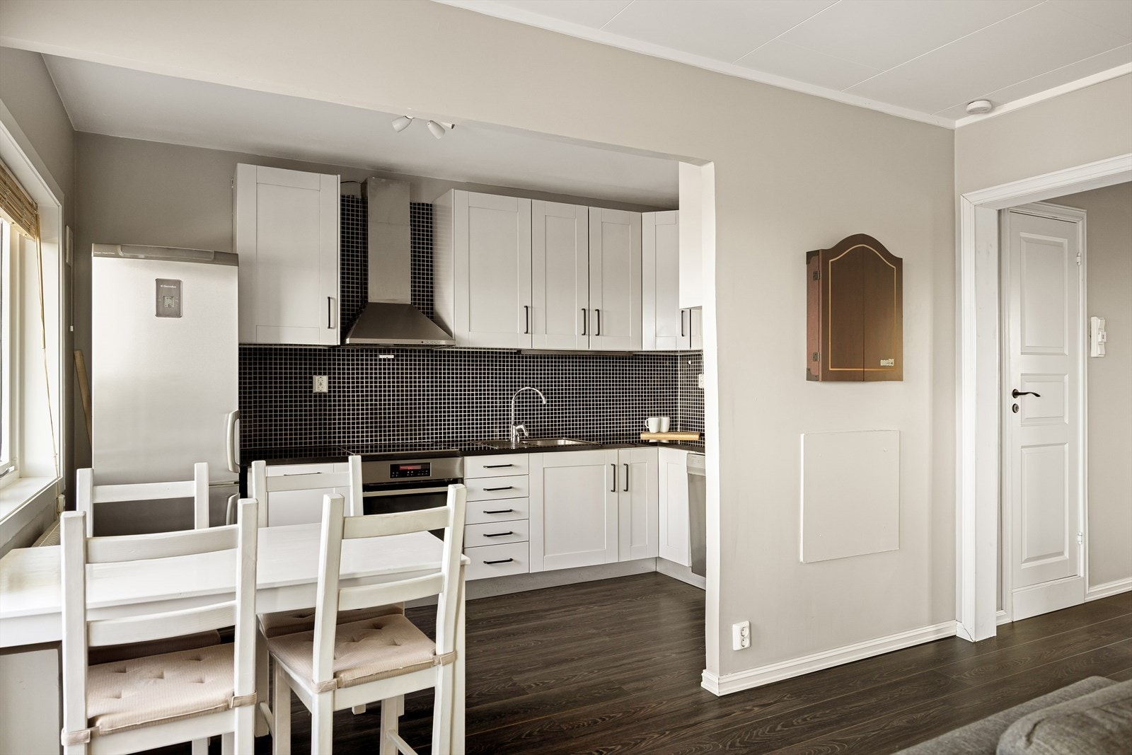 Kjøkkenet har godt med skap- og benkeplass. Galleribilde