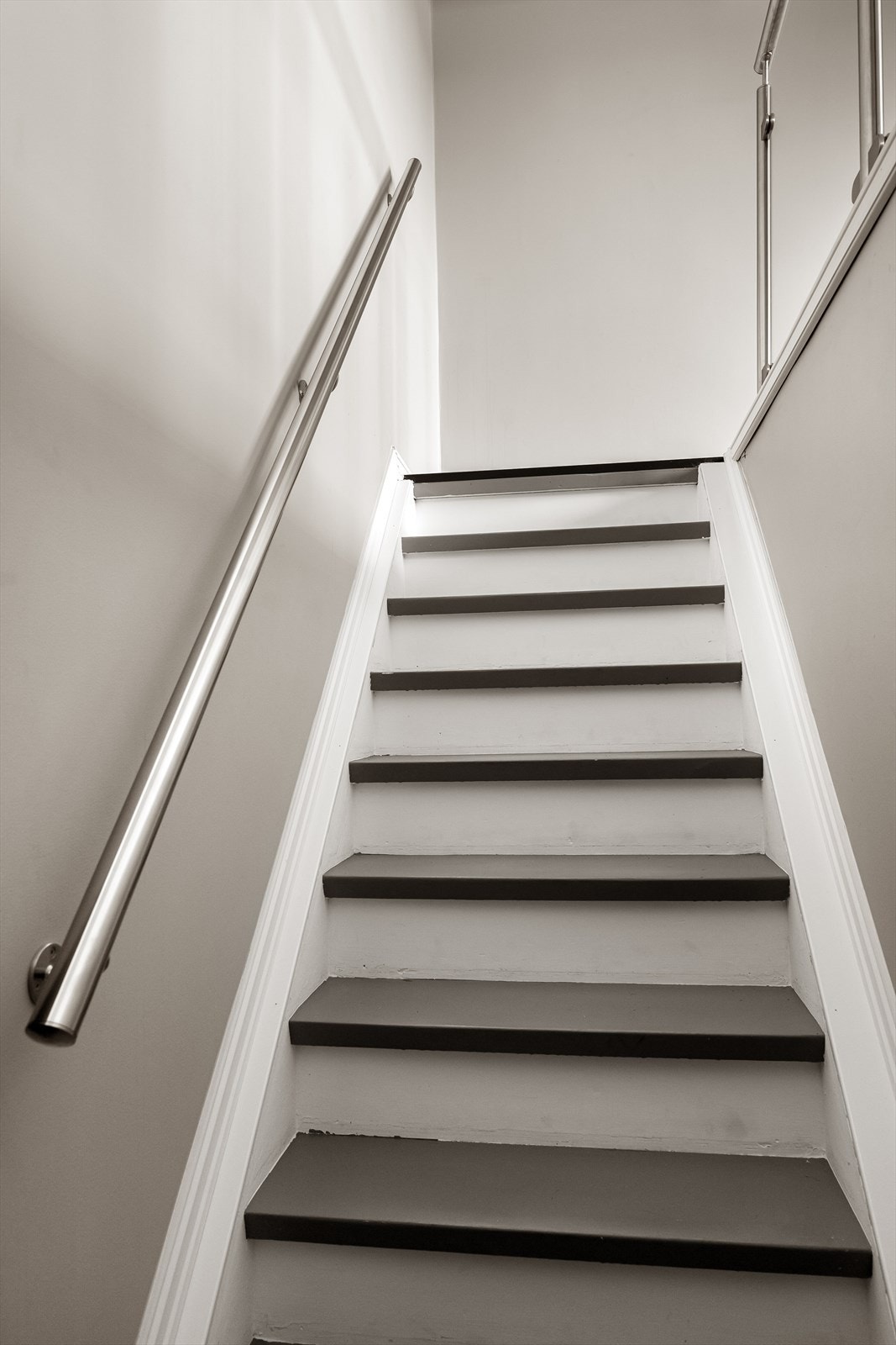 Fra entreen er det trapp opp til 12.etasje hvor du finner stue, kjøkken, bad, balkong og to gode soverom. Galleribilde