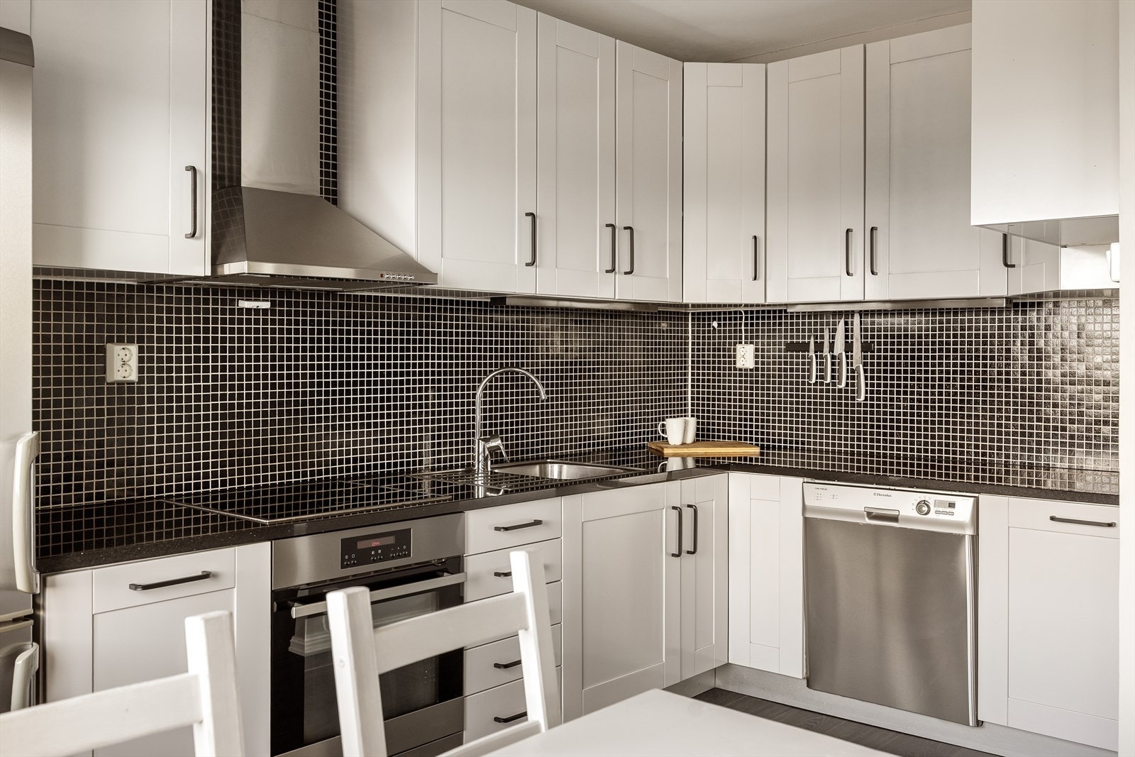 Tidløst kjøkken med åpen løsning mot stuen. Galleribilde